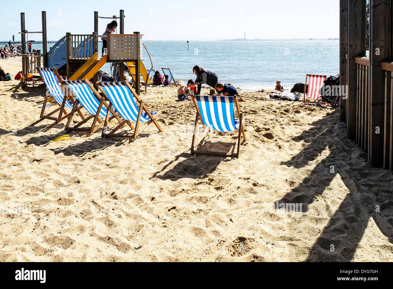 Transats sur la plage de trois coquilles à Southend. Banque D'Images