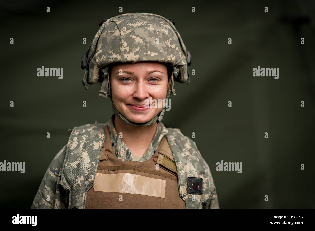 US Air Force 1er lieutenant Ashley Stansberry, une infirmière de vol avec le 86e Escadron d'évacuation aéromédicale, au cours de formations de préparation le 15 mars 2014, à Fort Polk, Lousianna. Banque D'Images