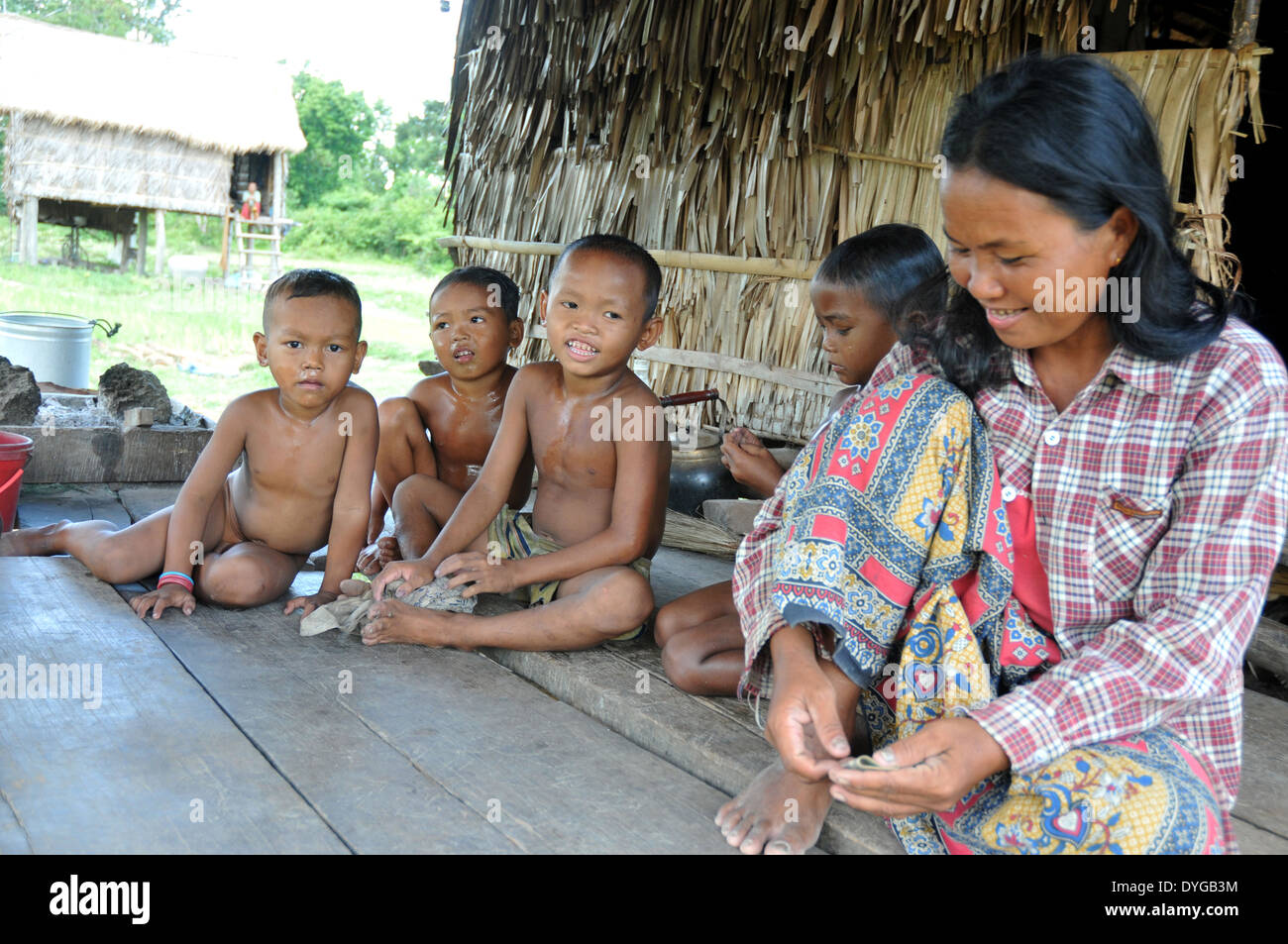 La famille cambodgienne à la maison dans un village près de Siem Reap, au Cambodge. Banque D'Images