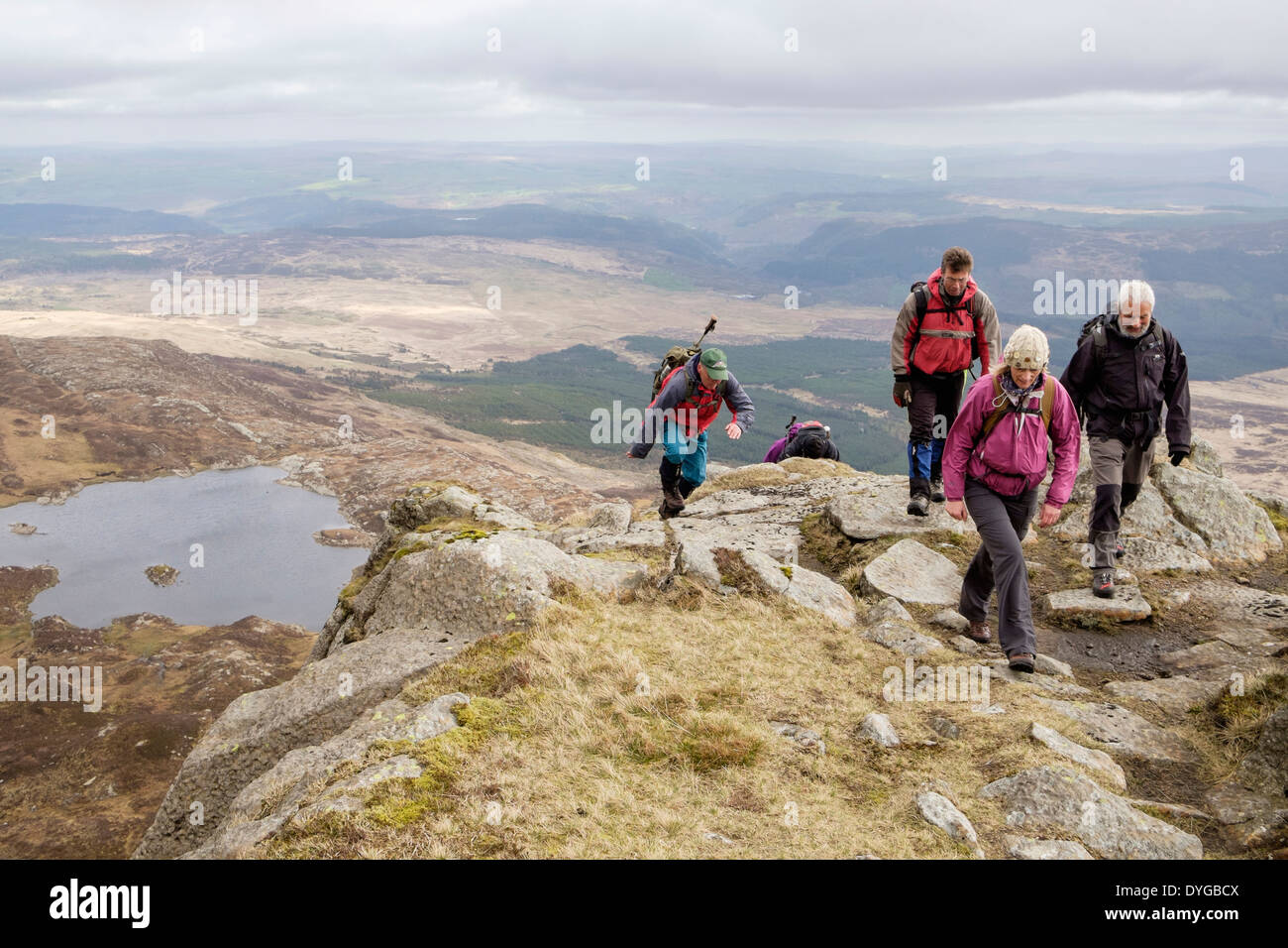 Les marcheurs et des mains jusqu'Daear Ddu ridge sur Carnedd Moel Siabod avec vue de Llyn y Foel en montagnes de Snowdonia North Wales UK Banque D'Images