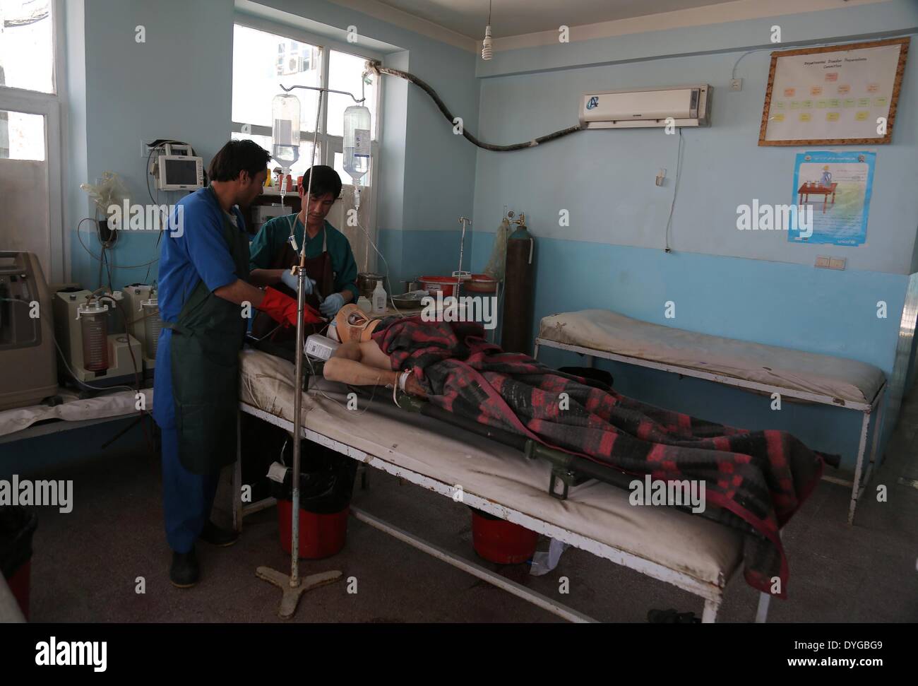 Ghazni, en Afghanistan. Apr 17, 2014. Un Afghan blessé reçoit un traitement dans un hôpital de la province de Ghazni, l'Est de l'Afghanistan, le 17 avril 2014. Deux civils afghans ont été tués et un a été blessé jeudi dans une explosion dans la partie orientale du pays, province de Ghazni, a déclaré le vice-gouverneur de la province. Credit : Rahmat/Xinhua/Alamy Live News Banque D'Images