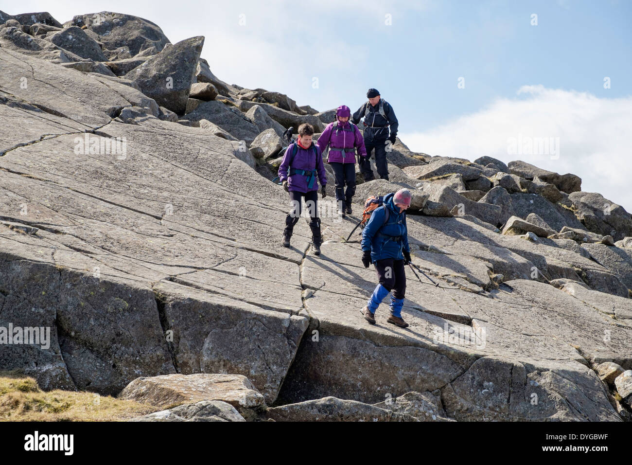 Les Randonneurs marchant sur dalle rocheuse sur Carnedd Moel Siabod à brouiller la crête de montagnes de Snowdonia National Park Conwy Wales UK Banque D'Images