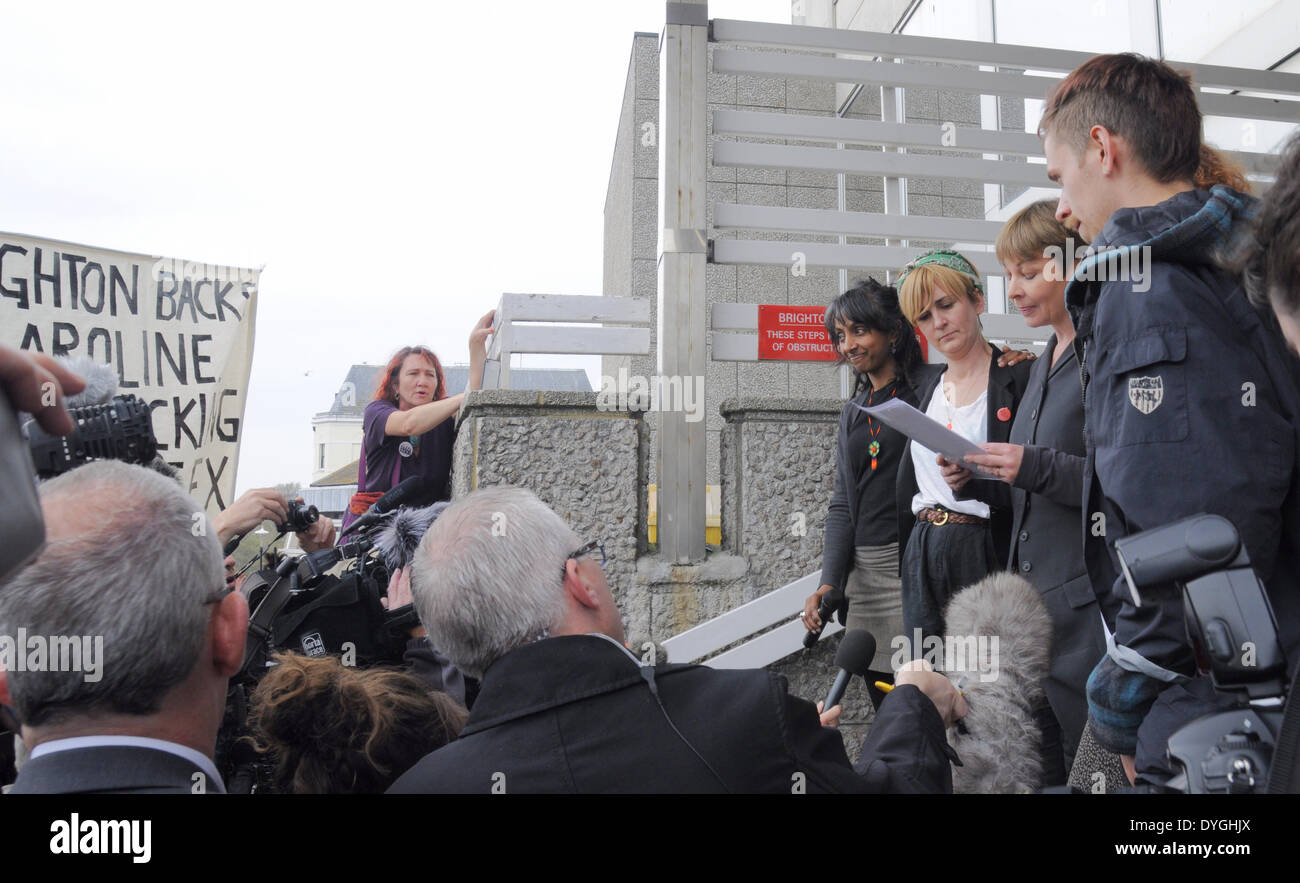 Brighton, Sussex, Royaume-Uni..17 avril 2014..Caroline Lucas MP et co défendeurs, non coupables, devant la Cour de justice de Brighton. Banque D'Images