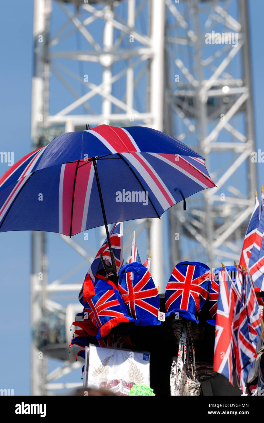 Londres, Angleterre, Royaume-Uni. Blocage de souvenirs devant le London Eye Banque D'Images