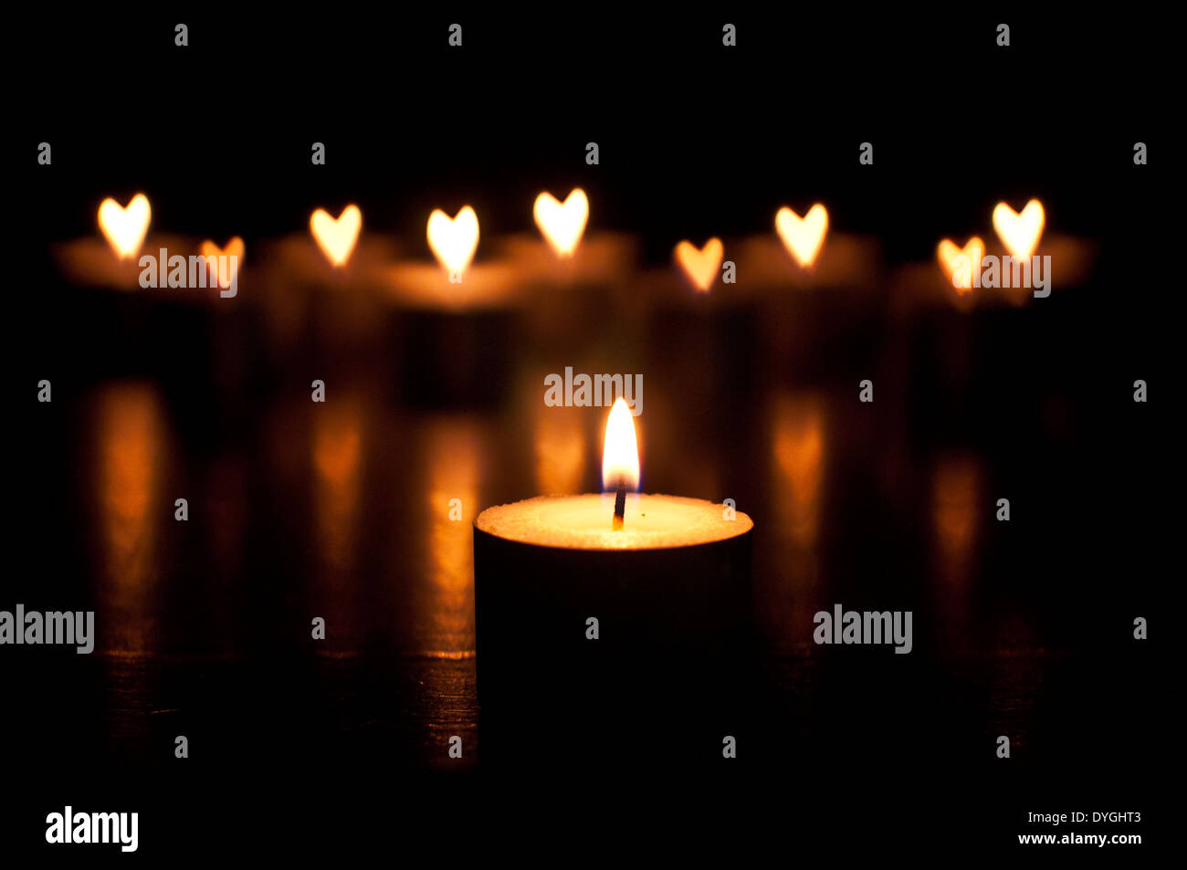 bougies avec flammes défocalisantes en forme de coeurs d'amour. Soyez aimable. Compassion. Espoir et guérison Banque D'Images