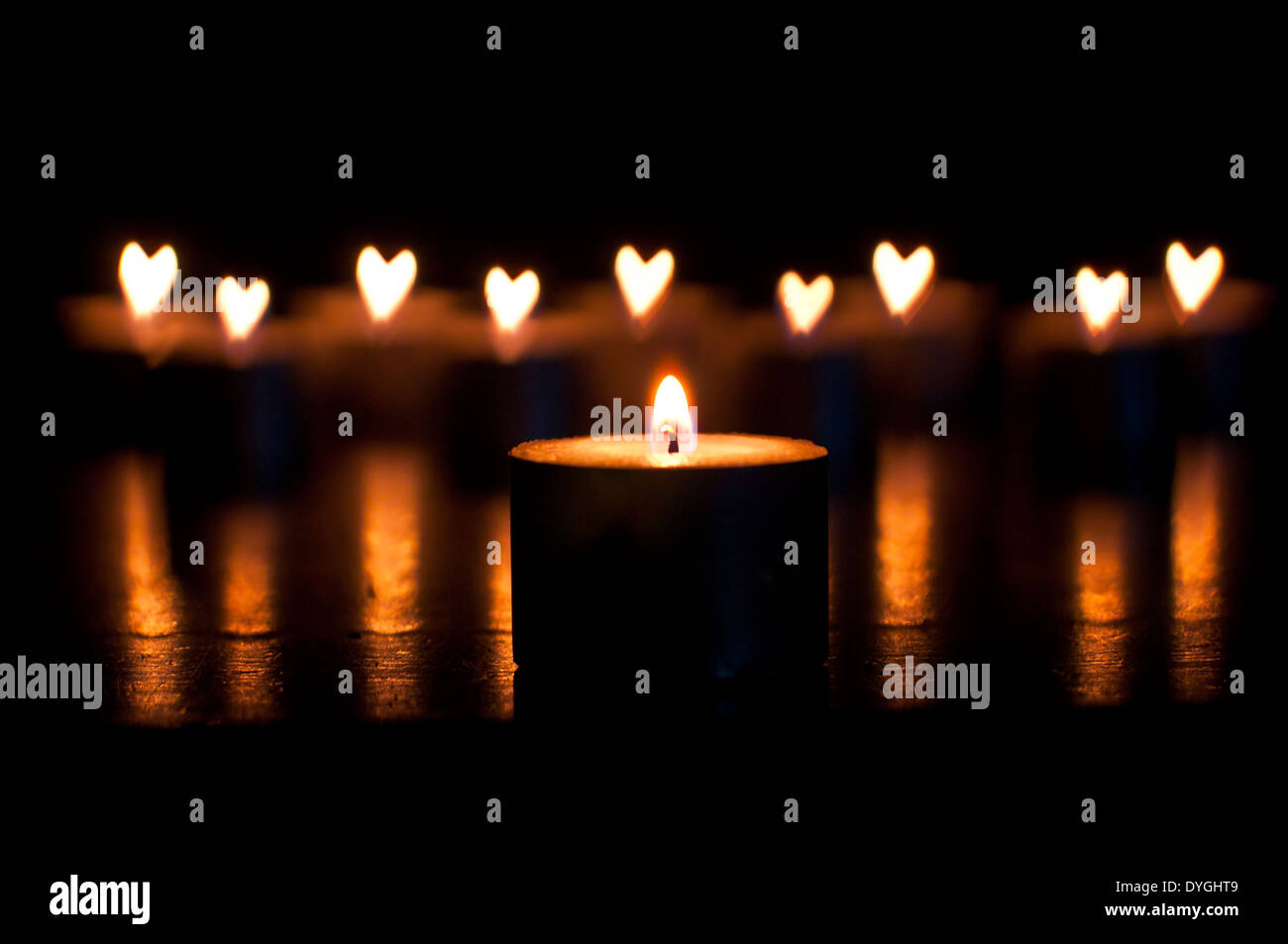 Les bougies avec des problèmes de mise au point des flammes dans la forme de l'amour des coeurs, la saint valentin Banque D'Images