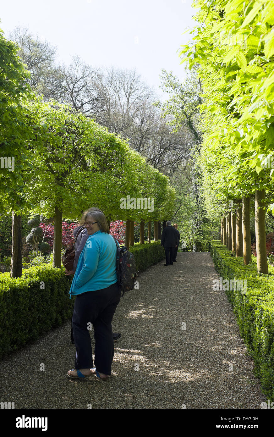 Visiteurs à West Green House Gardens dans soleil du printemps Banque D'Images