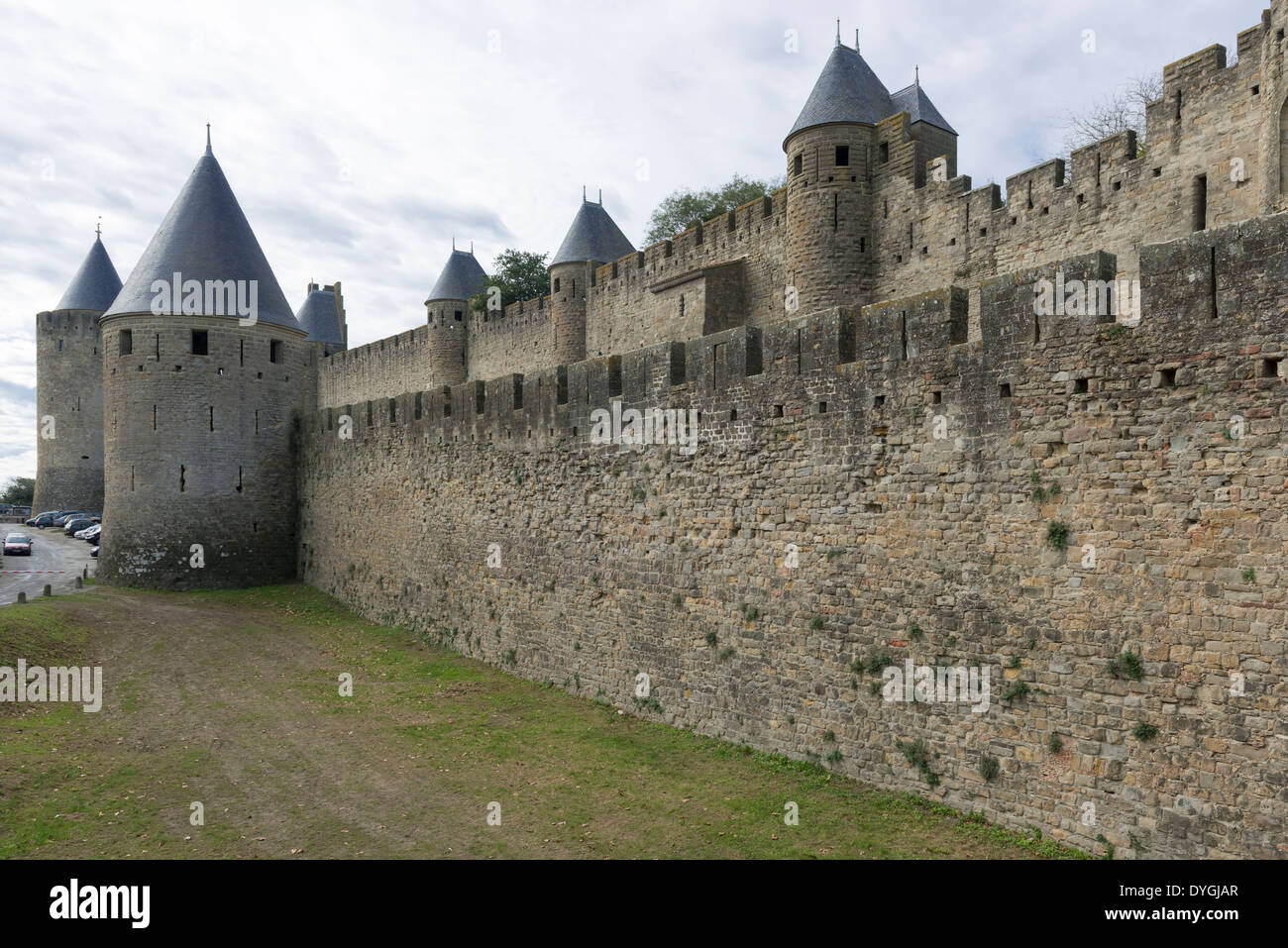 Carcassonne, France - le 2 novembre 2013 : Avis de la cité médiévale de Carcassonne et son château sur une journée ensoleillée. Banque D'Images