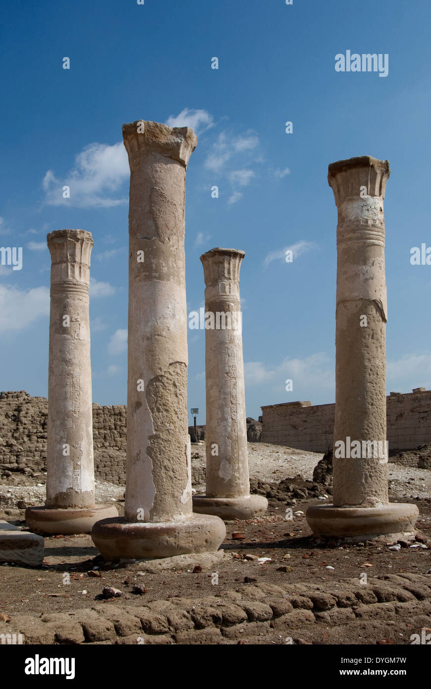 Temple de Ramsès III (1198-1167 av. - XX° Dyn.) à Médinet Habou:quatre colonnes romaines. Banque D'Images