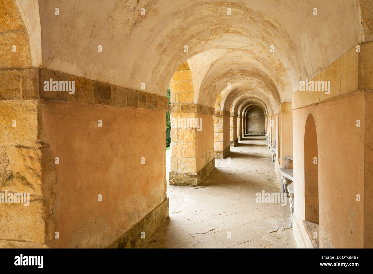 Vue de l'intérieur de la sept-arquée Préneste conçu par William Kent, au milieu du 18ème siècle à Rousham House, Oxfordshire, Angleterre Banque D'Images