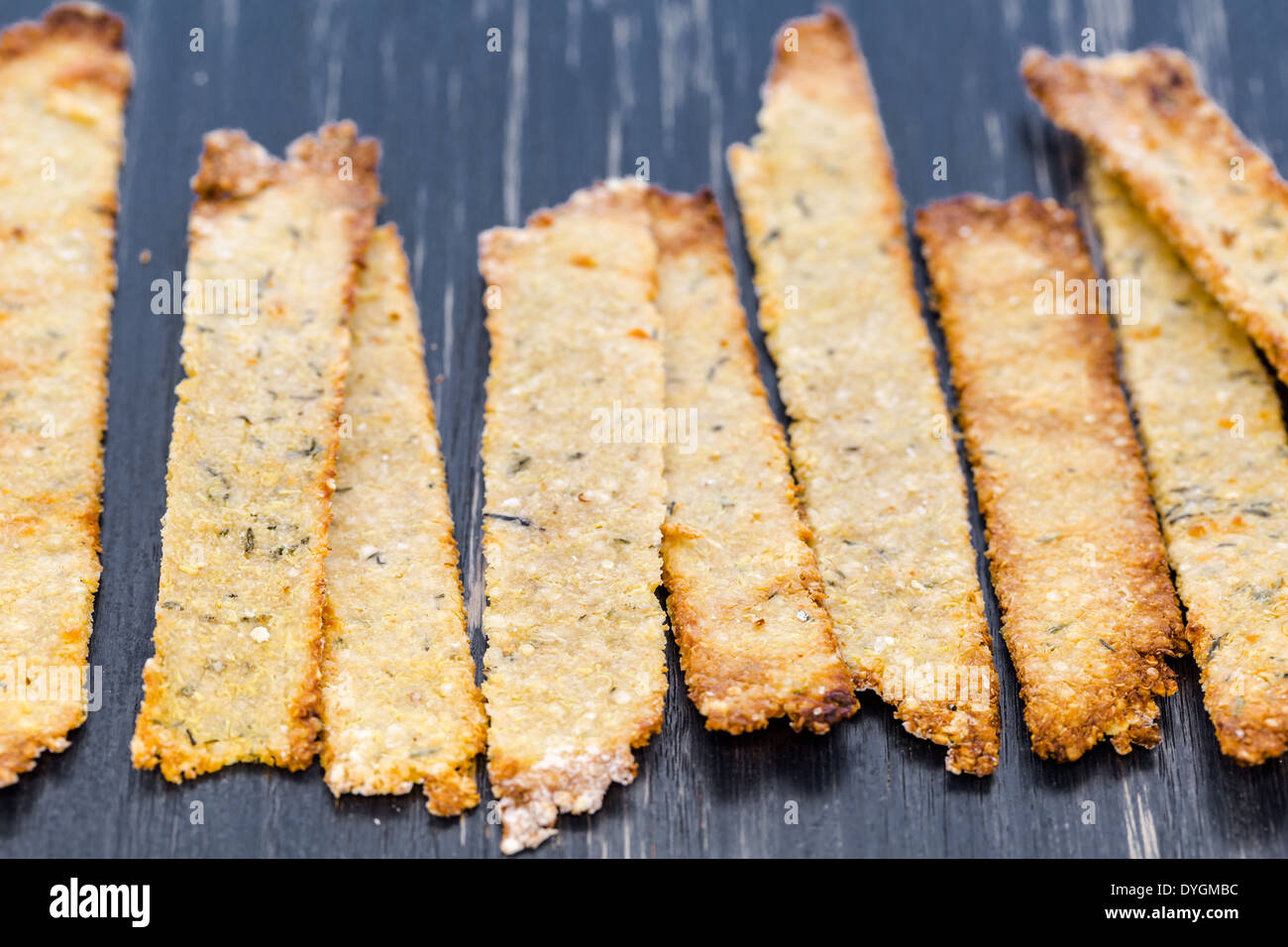 Crackers sans gluten avec des graines et de quinoa. Banque D'Images