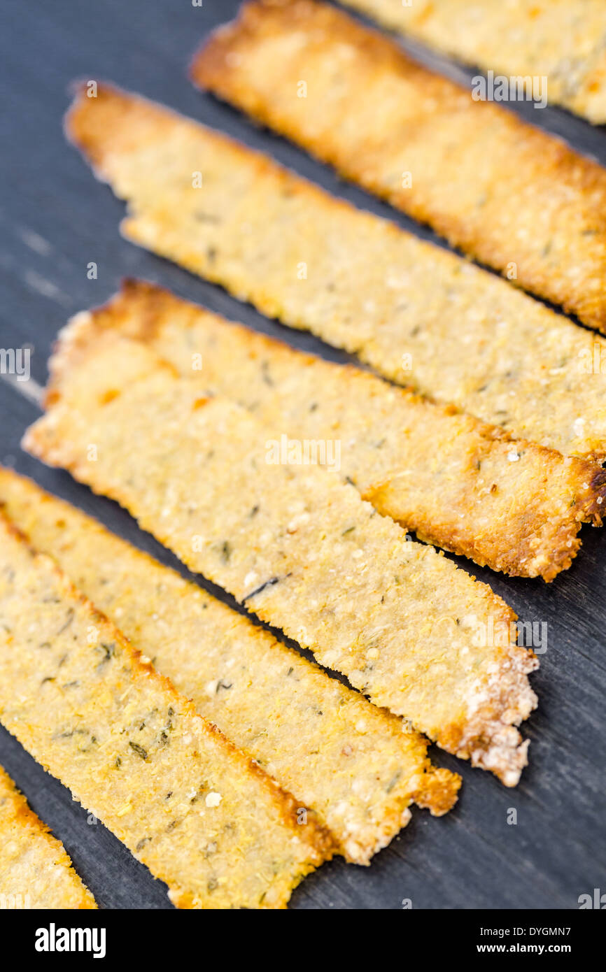 Crackers sans gluten avec des graines et de quinoa. Banque D'Images