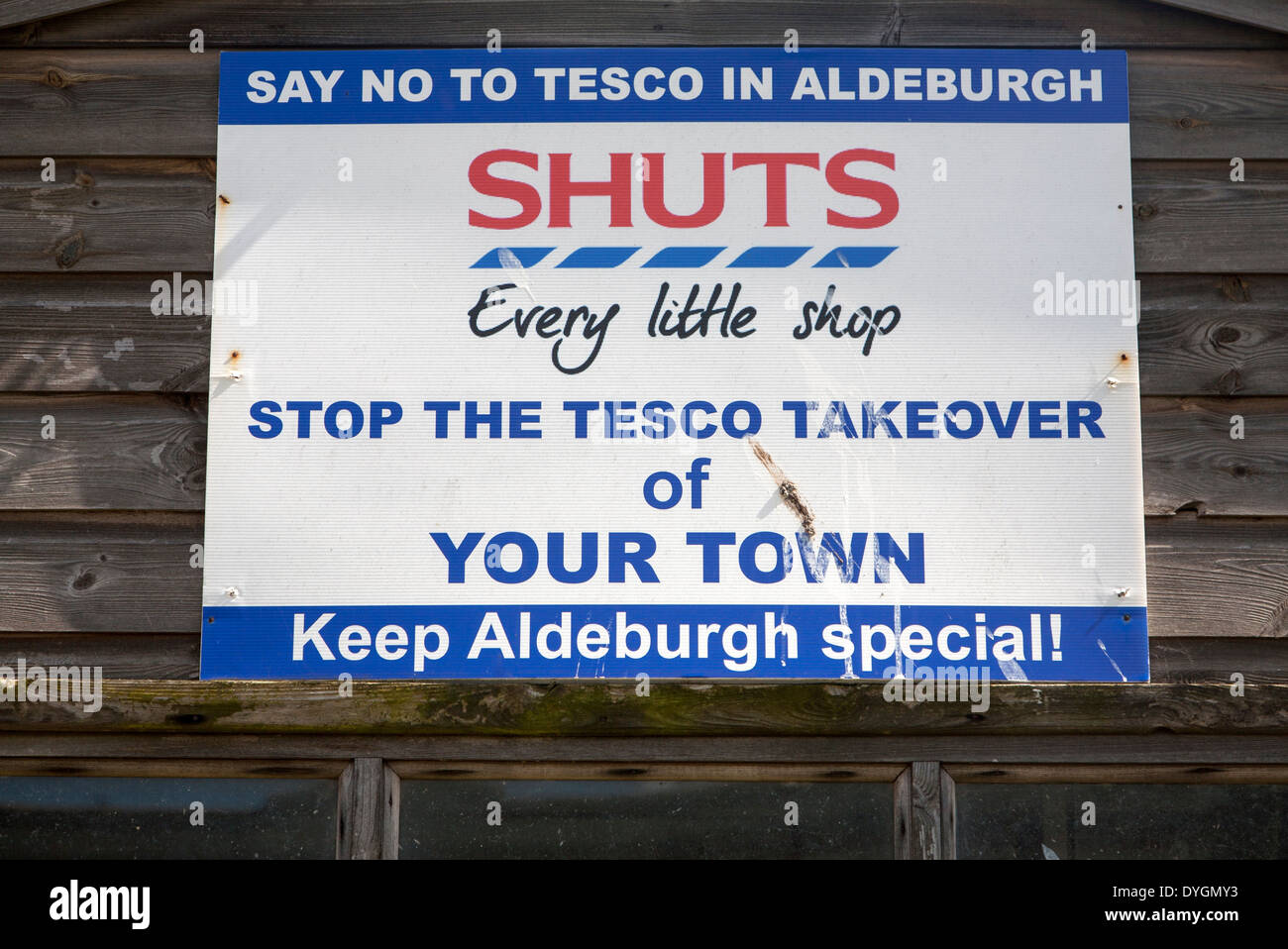 Enseigne-affiche de protestation contre possible magasin Tesco à Aldeburgh, dans le Suffolk, Angleterre Banque D'Images