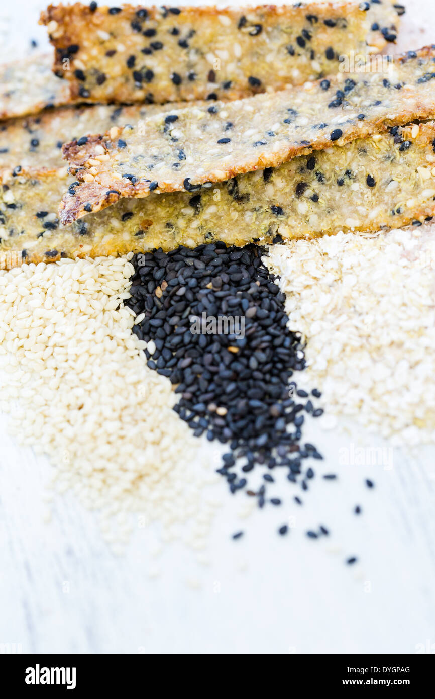 Crackers sans gluten avec des graines et de quinoa. Banque D'Images