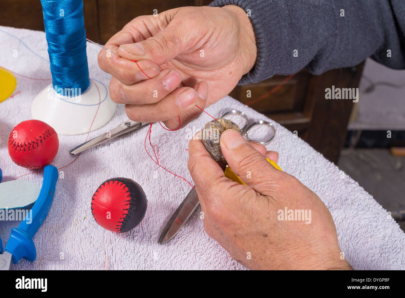 Les mains d'hommes traditionnels couture boules jai alai Banque D'Images