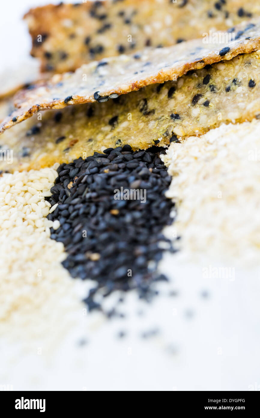 Crackers sans gluten avec des graines et de quinoa. Banque D'Images