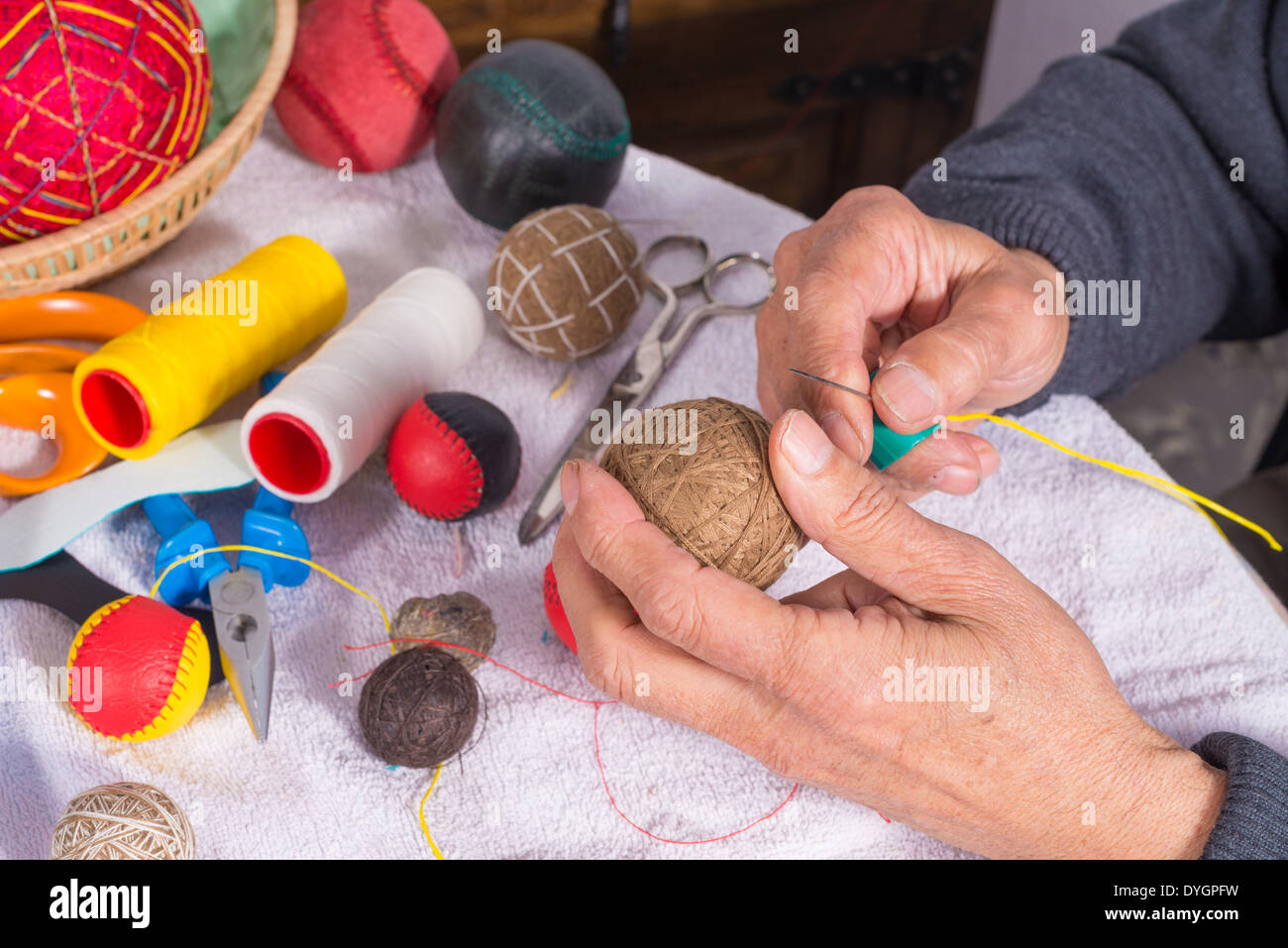 Les mains d'hommes traditionnels couture boules jai alai Banque D'Images