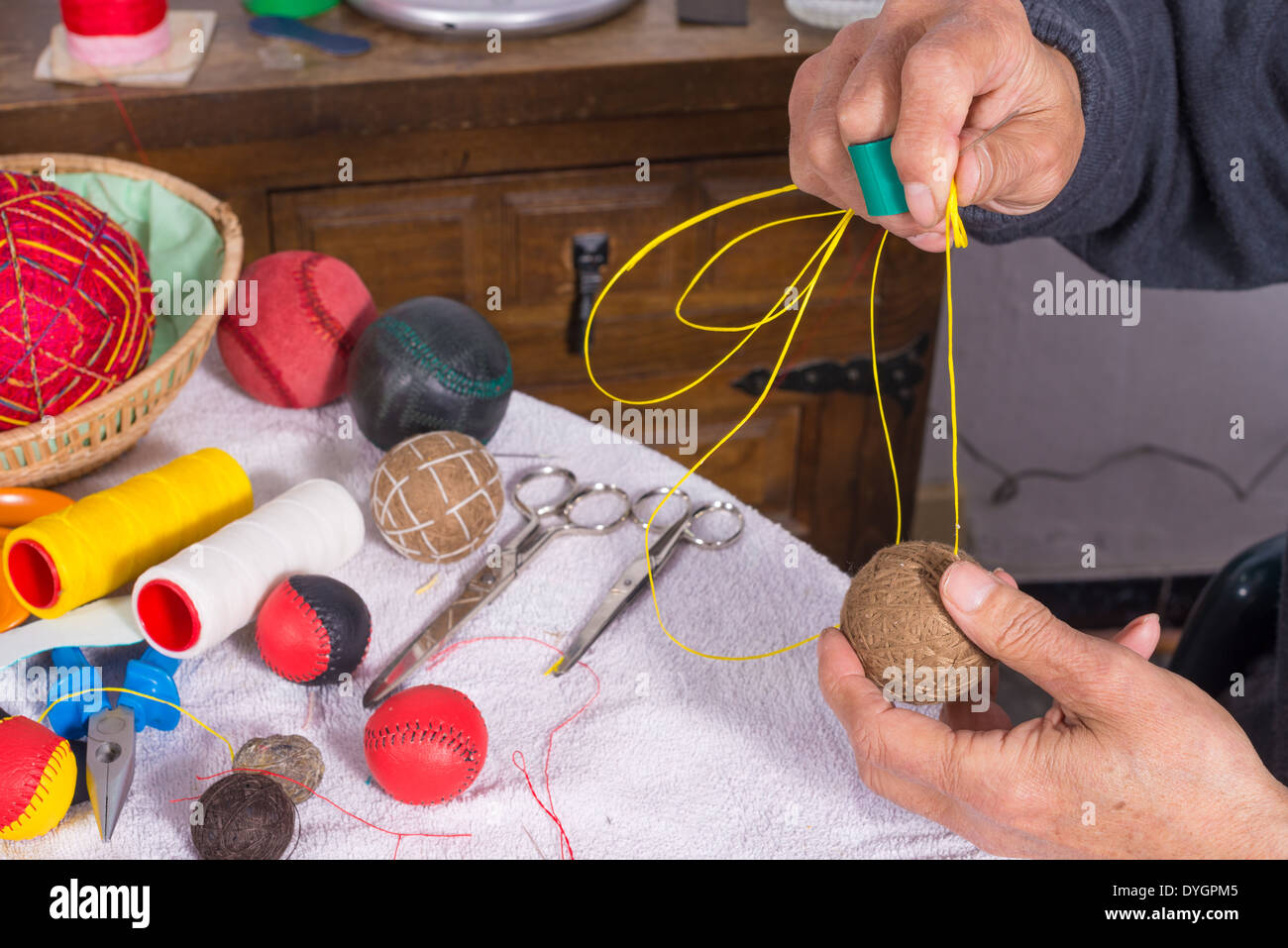 Les mains d'hommes traditionnels couture boules jai alai Banque D'Images