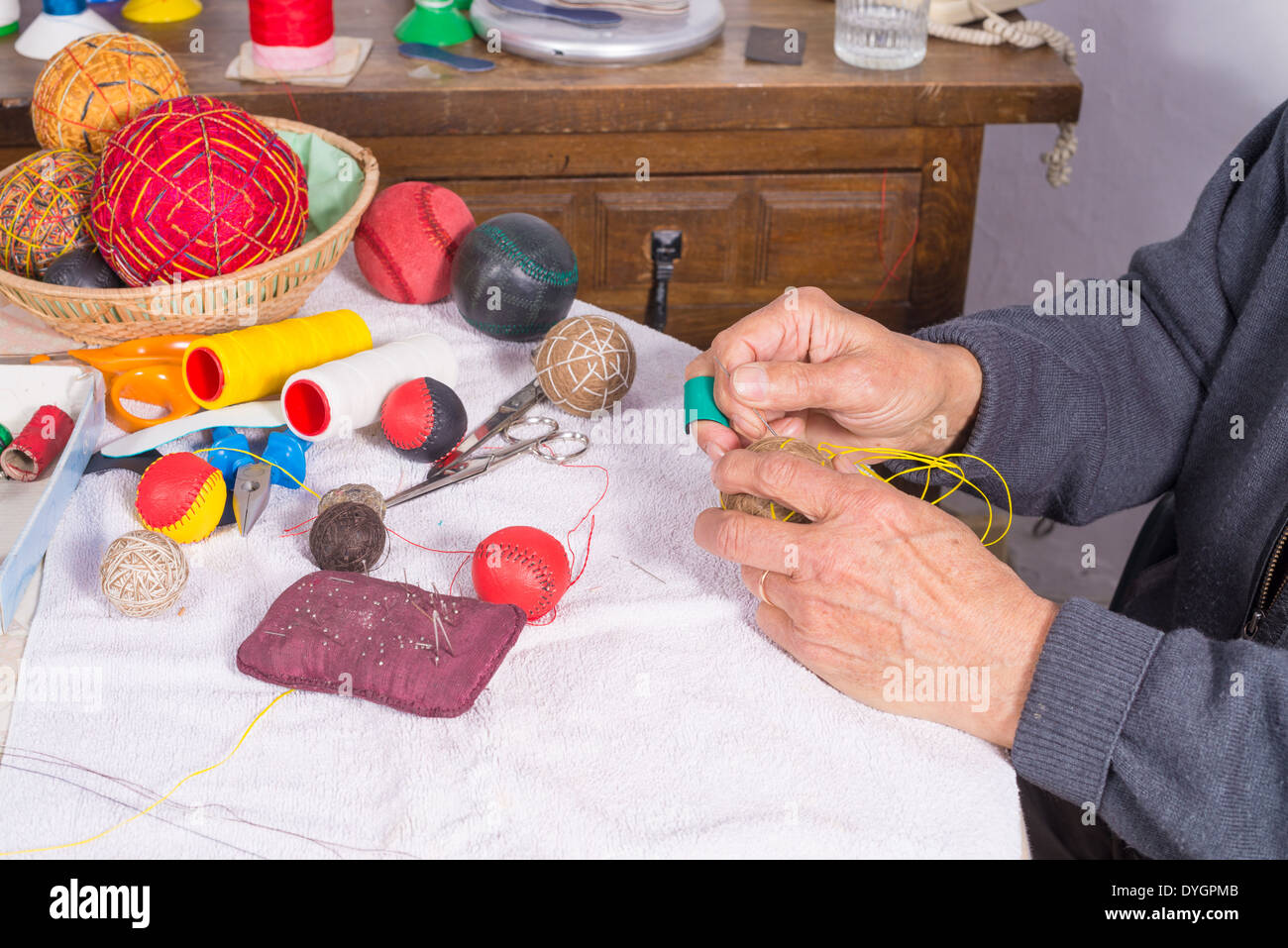 Les mains d'hommes traditionnels couture boules jai alai Banque D'Images