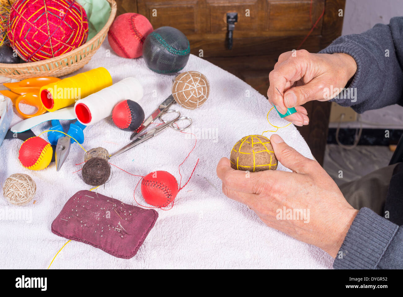 Les mains d'hommes traditionnels couture boules jai alai Banque D'Images