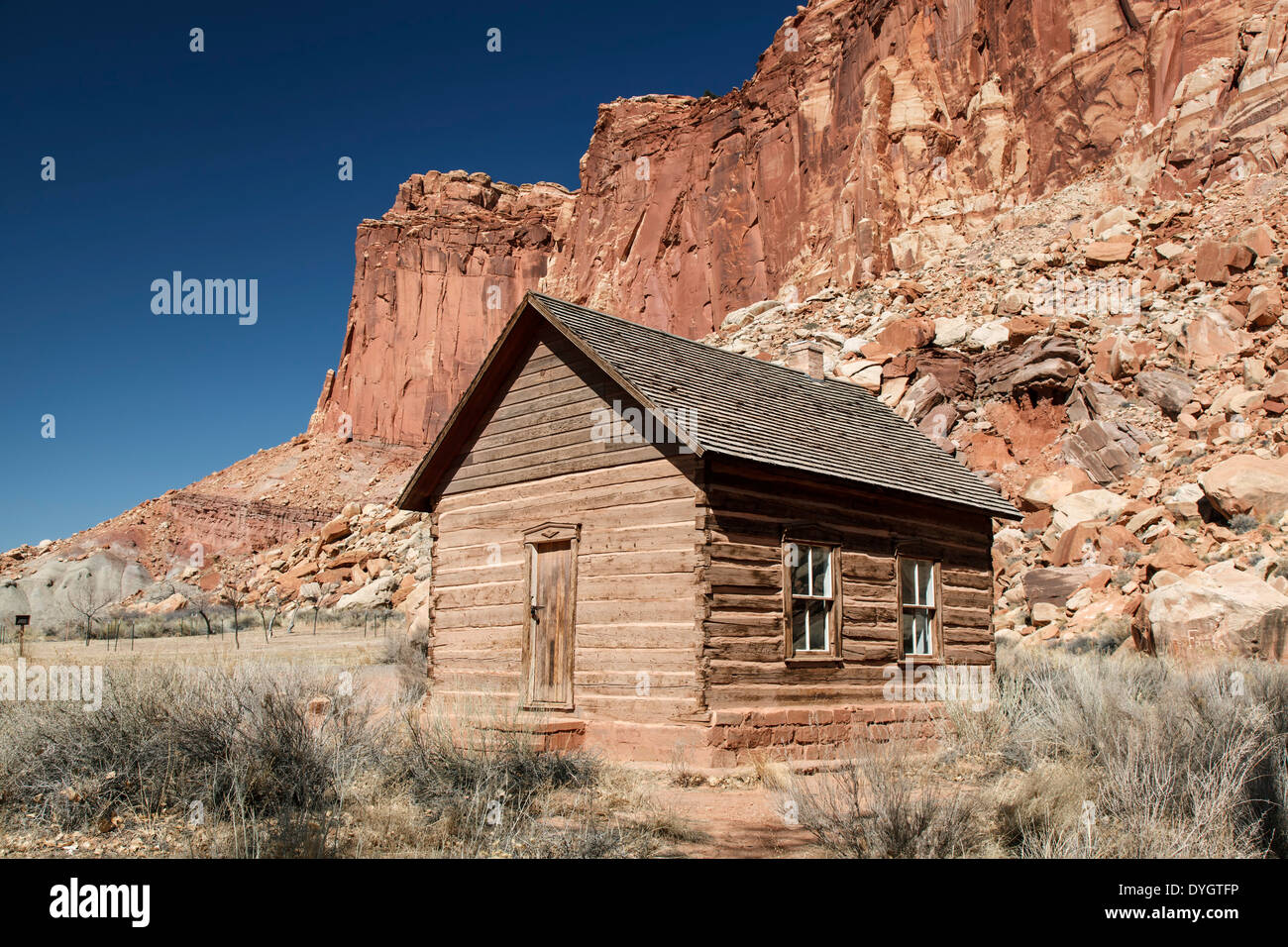 École et de bluff, grès, Fruita historique Capitol Reef National Park, Utah USA Banque D'Images