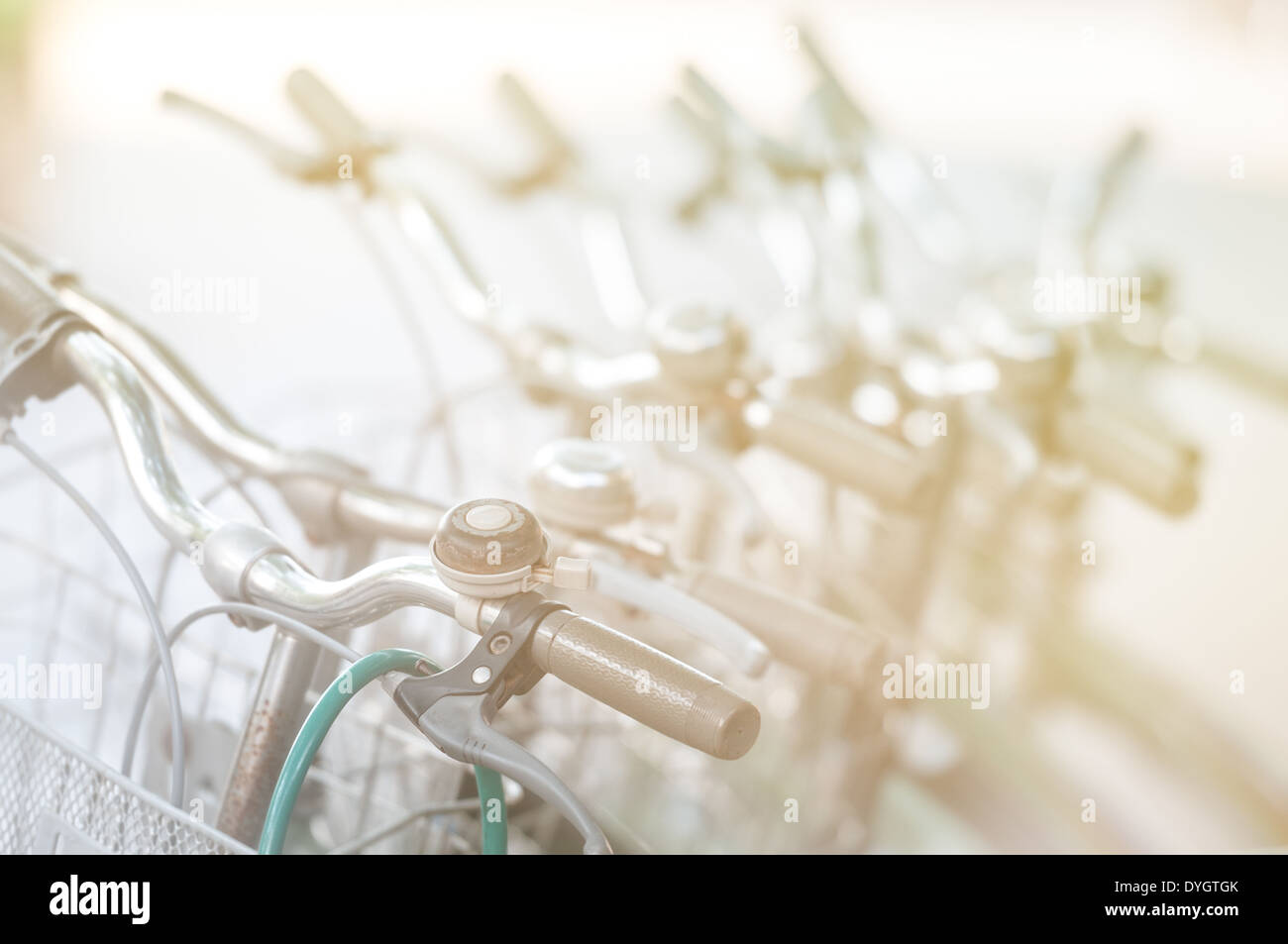 Des vélos vintage en ligne permanent de l'un après l'autre. Premier vélo avec poignée droite classique bar. Banque D'Images