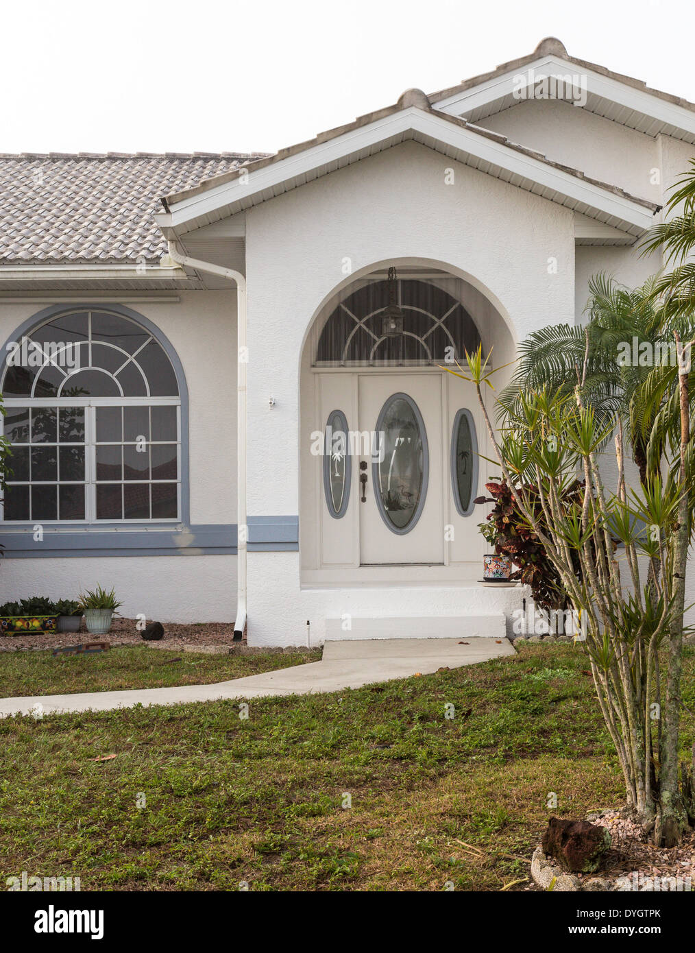 Avant de Floride Haut de Suburban Home avec palmiers, FL, USA Banque D'Images