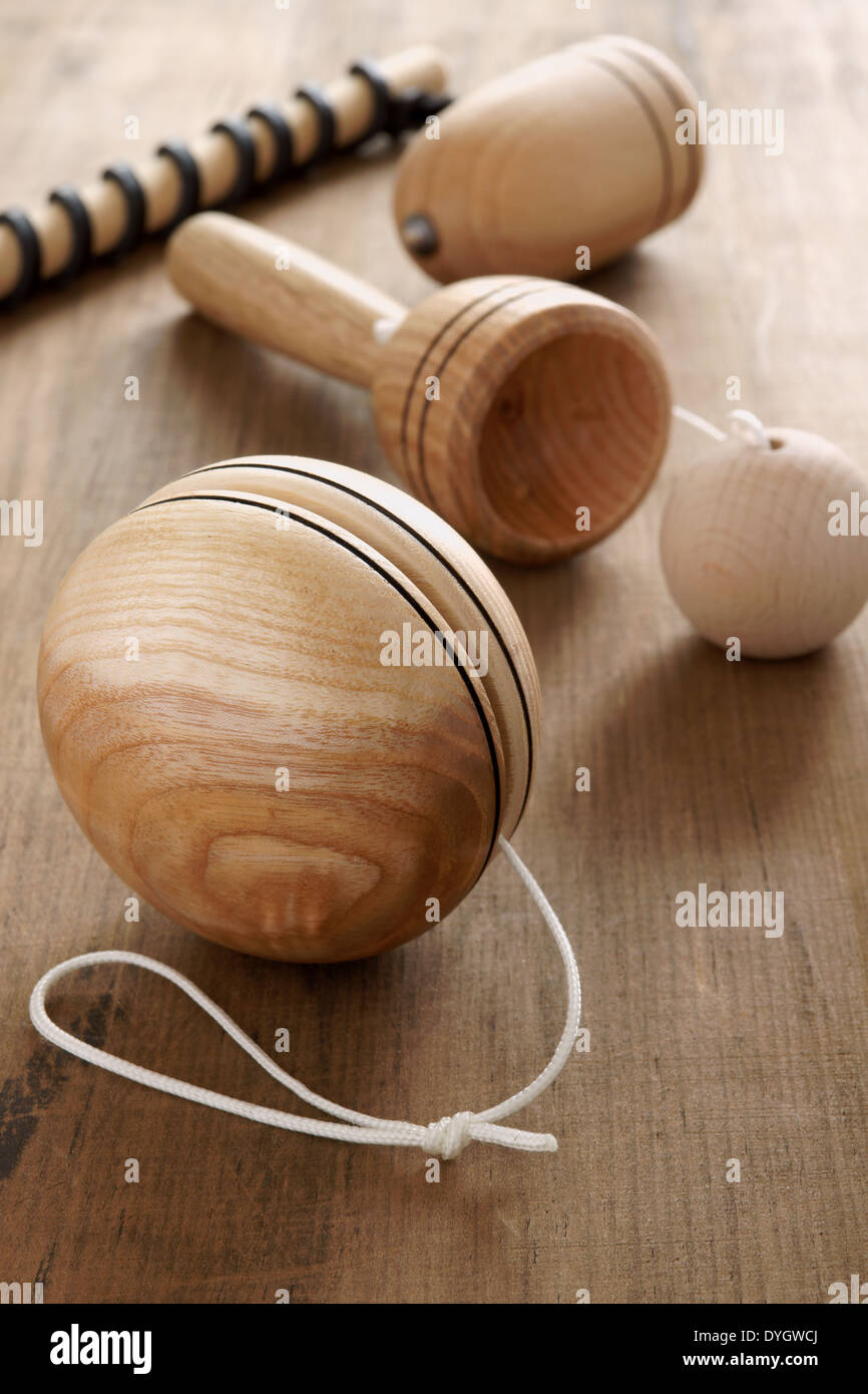 Jouets en bois à l'ancienne. Yo yo, tasse et la bille et un haut et fouetter un concept d'enfance rétro Banque D'Images