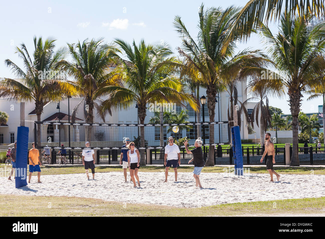 Jeu de volley-ball de plage en plein air à Punta Gorda, Florida, USA Banque D'Images