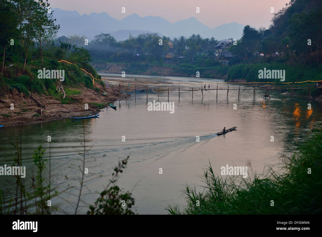 Pont suspendu en bambou en bois au-dessus de la rivière Nam Khan au crépuscule à Luang Prabang, Laos, Lao, Asie du Sud-est Banque D'Images