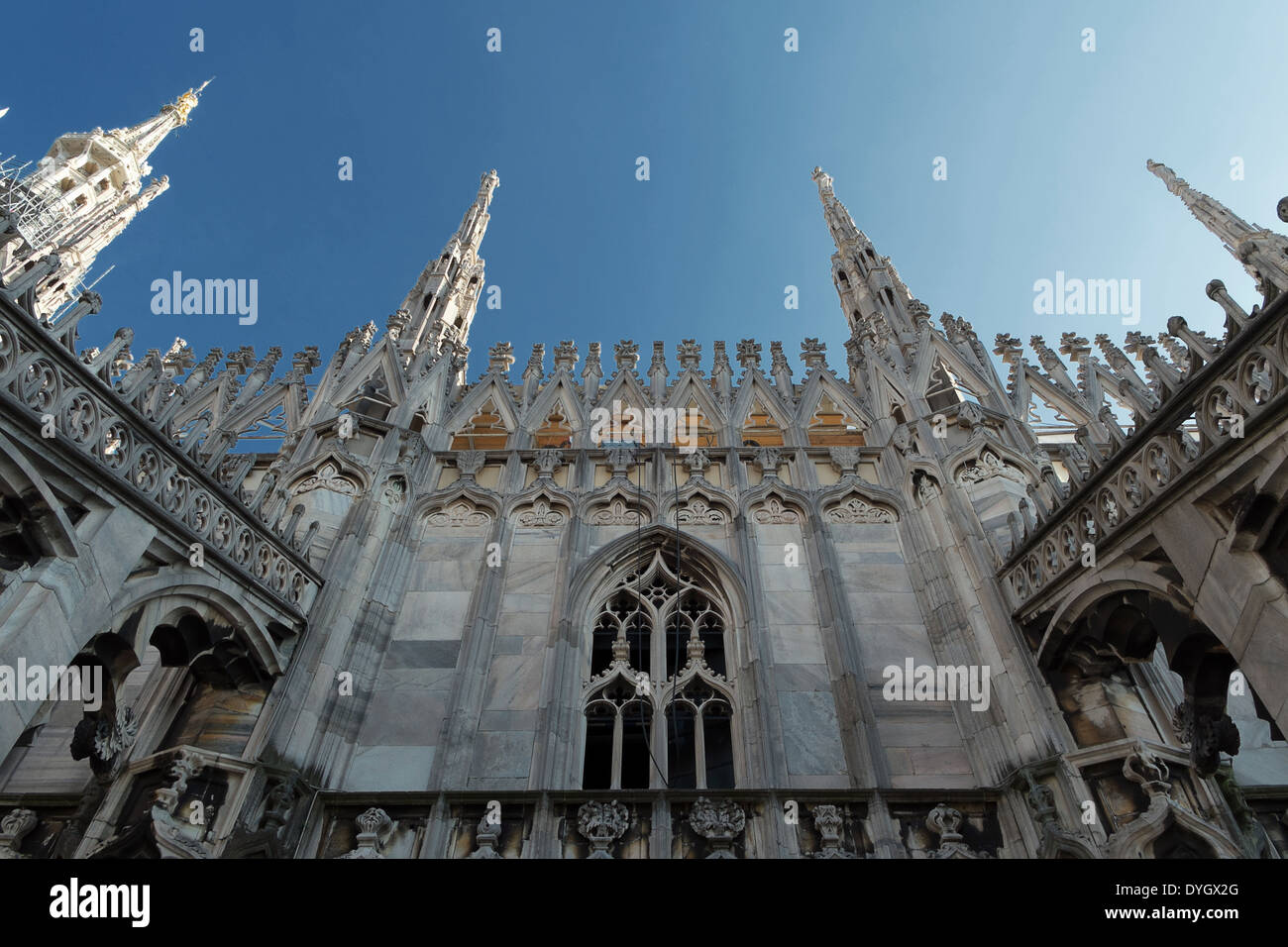 Flèches de repère Duomo de Milan des statues sur le toit terrasse city panorama Banque D'Images