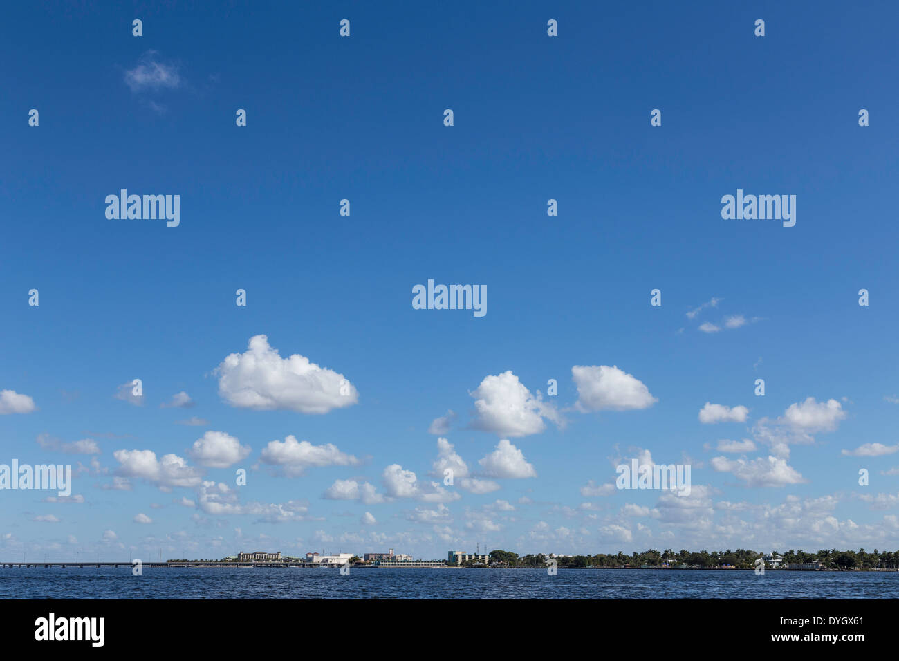 Ciel bleu avec des nuages épars sur le golfe du Mexique, la Floride, USA Banque D'Images