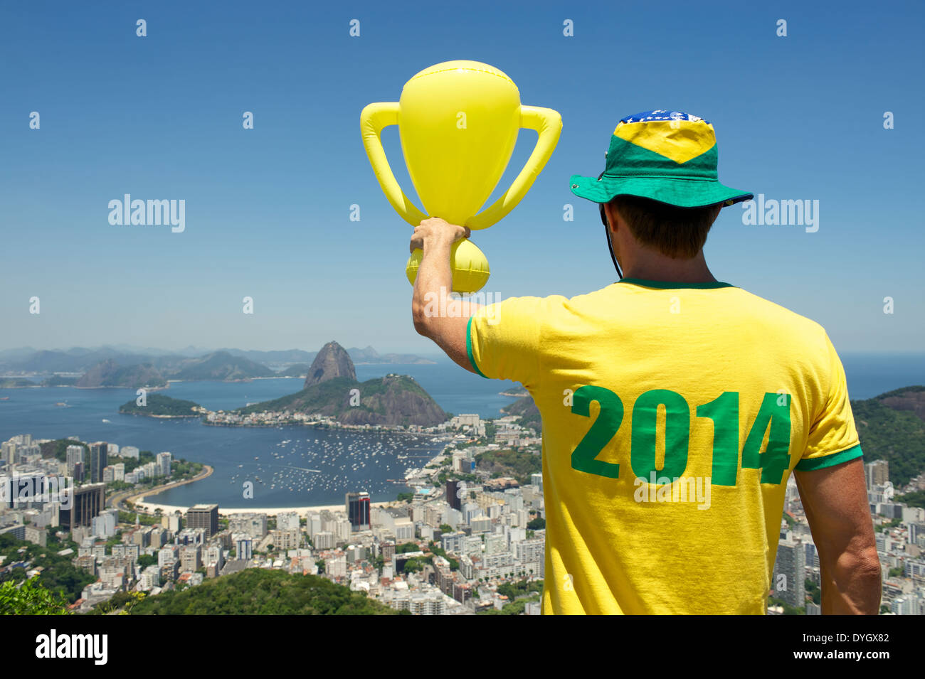 L'homme au Brésil et chapeau chemise 2014 trophée permanent avec bright sunny Rio de Janeiro skyline avec Pao de Acucar Sugarloaf Mountain Banque D'Images
