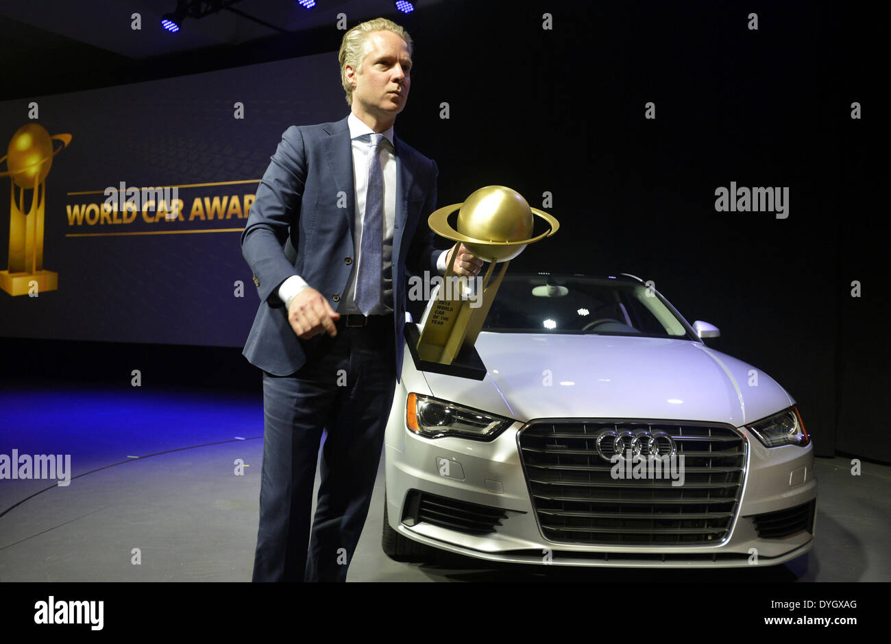 New York, Voiture mondiale de l'année pour Audi A3 à la voiture mondiale 2014 Awards (CMA) Cérémonie de remise des prix au 2014 New York International Auto Show (NYIAS) à New York. Apr 17, 2014. Scott Keogh, président de Audi of America, accepte le prix de la Voiture mondiale 2014 de l'année pour Audi A3 à la voiture mondiale 2014 Awards (CMA) Cérémonie de remise des prix au 2014 New York International Auto Show (NYIAS) à New York, le 17 avril 2014. Credit : Wang Lei/Xinhua/Alamy Live News Banque D'Images