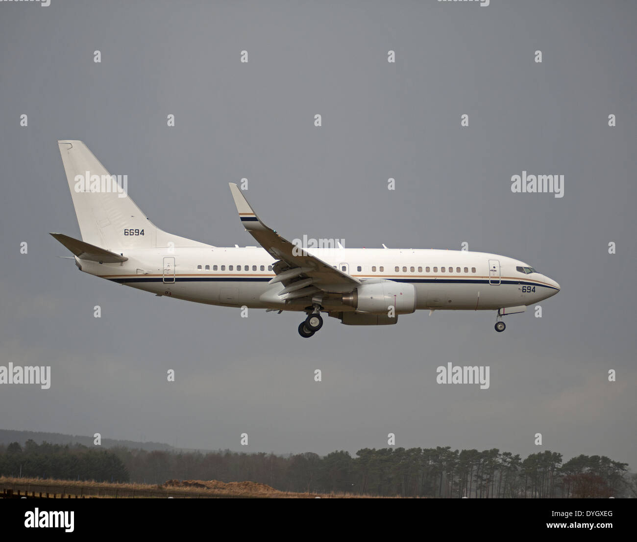Boeing C-40A 37 N°16-6695 sur l'approche à l'US NAVY RAF Lossiemouth en Écosse. 9046 SCO Banque D'Images