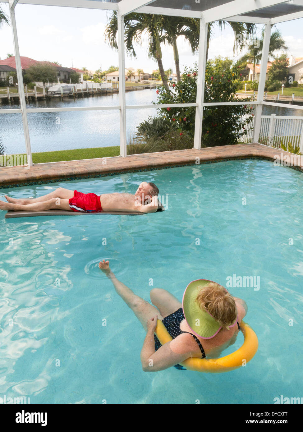 L'homme et la femme mûre se prélasser dans la piscine, Punta Gorda, FL Banque D'Images