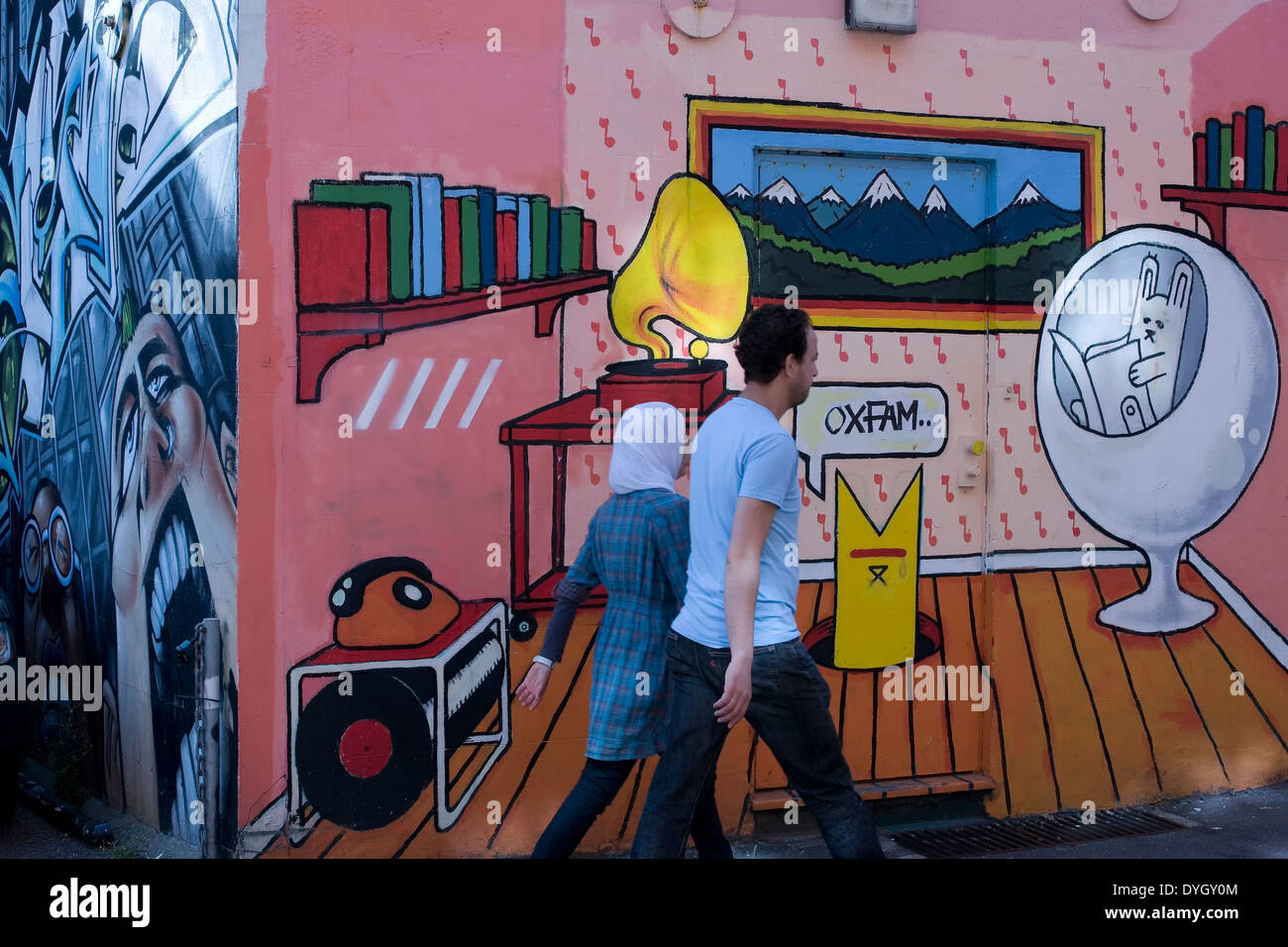 Les piétons et les graffitis, Kensington Street, North Laine, Brighton, East Sussex, Angleterre Banque D'Images