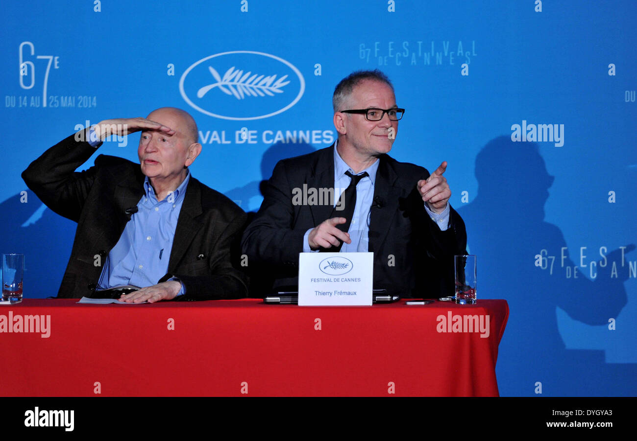 Paris, France. Apr 17, 2014. (L) Gilles Jacob, président du Festival de Cannes, et Thierry Fremaux, délégué général du Festival de Cannes, assister à une conférence de presse pour annoncer la sélection de films en compétition, à Paris, France, le 17 avril 2014. Le 67e Festival de Cannes se déroulera du 14 au 24 mai avec 18 films en compétition pour le premier prix la Palme d'or. Crédit : Chen Xiaowei/Xinhua/Alamy Live News Banque D'Images