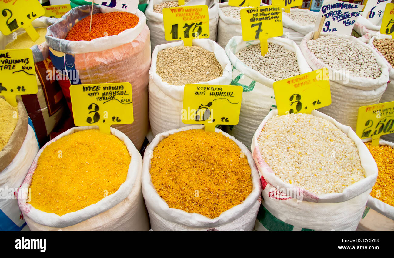 Matière sèche organique 12.2005 Grains de maïs, haricots, lentilles, et du blé en sacs, à un marché de rue Banque D'Images