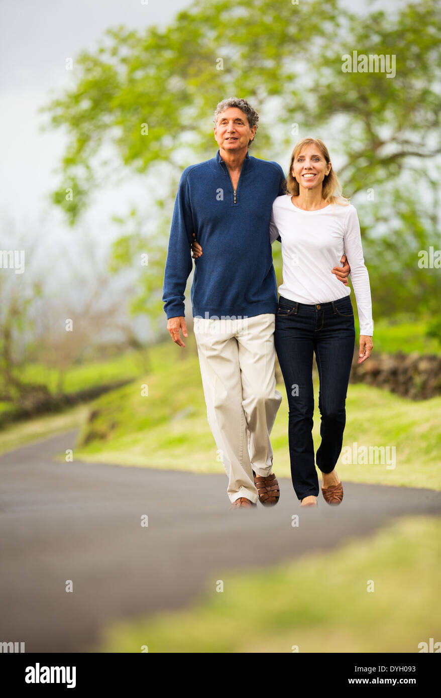 L'âge moyen mature couple in love walking in countryside Banque D'Images