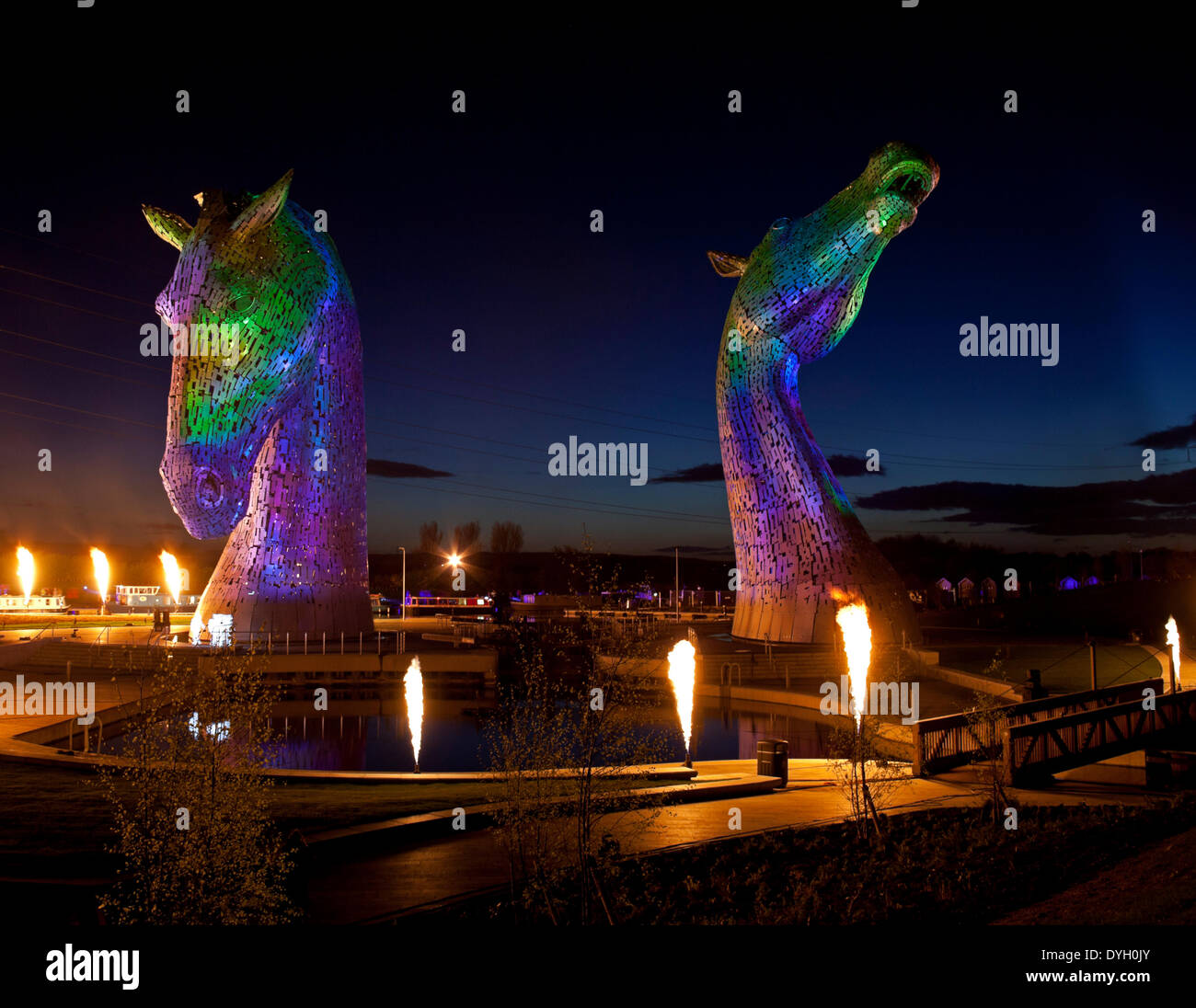 Le projet Helix, Falkirk, Ecosse, Royaume-Uni. 17e avril2014. Andy Scott's giant equine œuvres 'Les Kelpies' ont été le point central de 'Home'. Présenté comme un spectaculaire, elle a également lancé le John Muir Festival 2014. Les Kelpies sont à 30 mètres de haut sculptures à tête de cheval, debout à côté d'une nouvelle extension pour le Forth and Clyde Canal dans l'hélice, un nouveau projet d'un parc construit pour relier 16 communautés dans le domaine du conseil, de l'Écosse Falkirk Banque D'Images