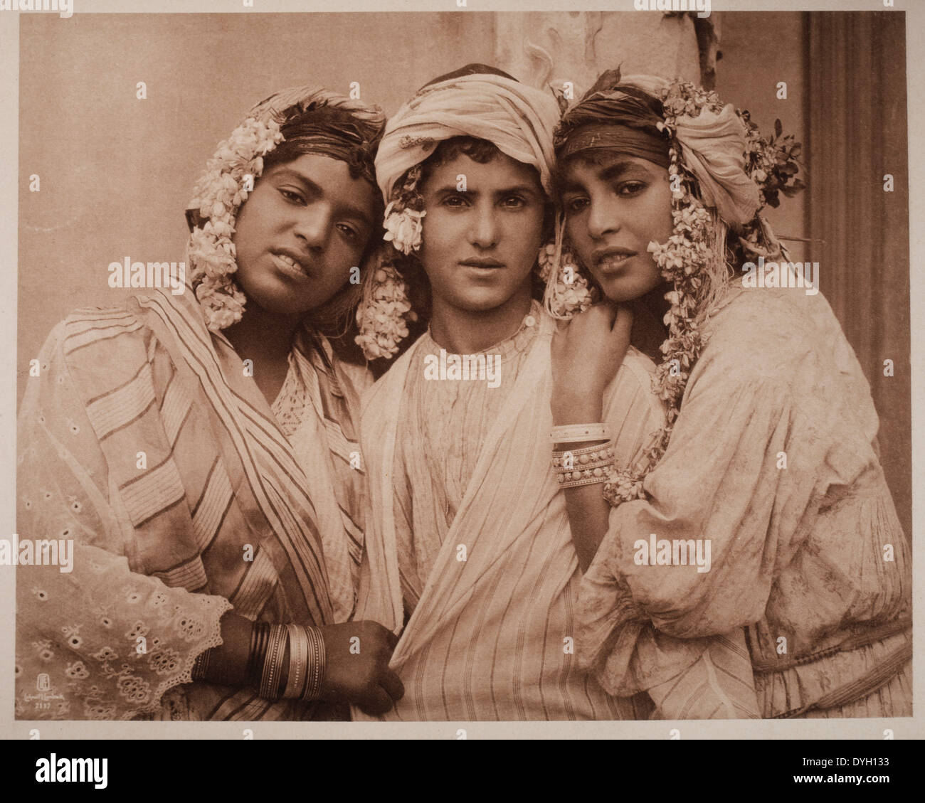 Homme tunisien avec deux femmes, Portrait, vers 1900 Banque D'Images