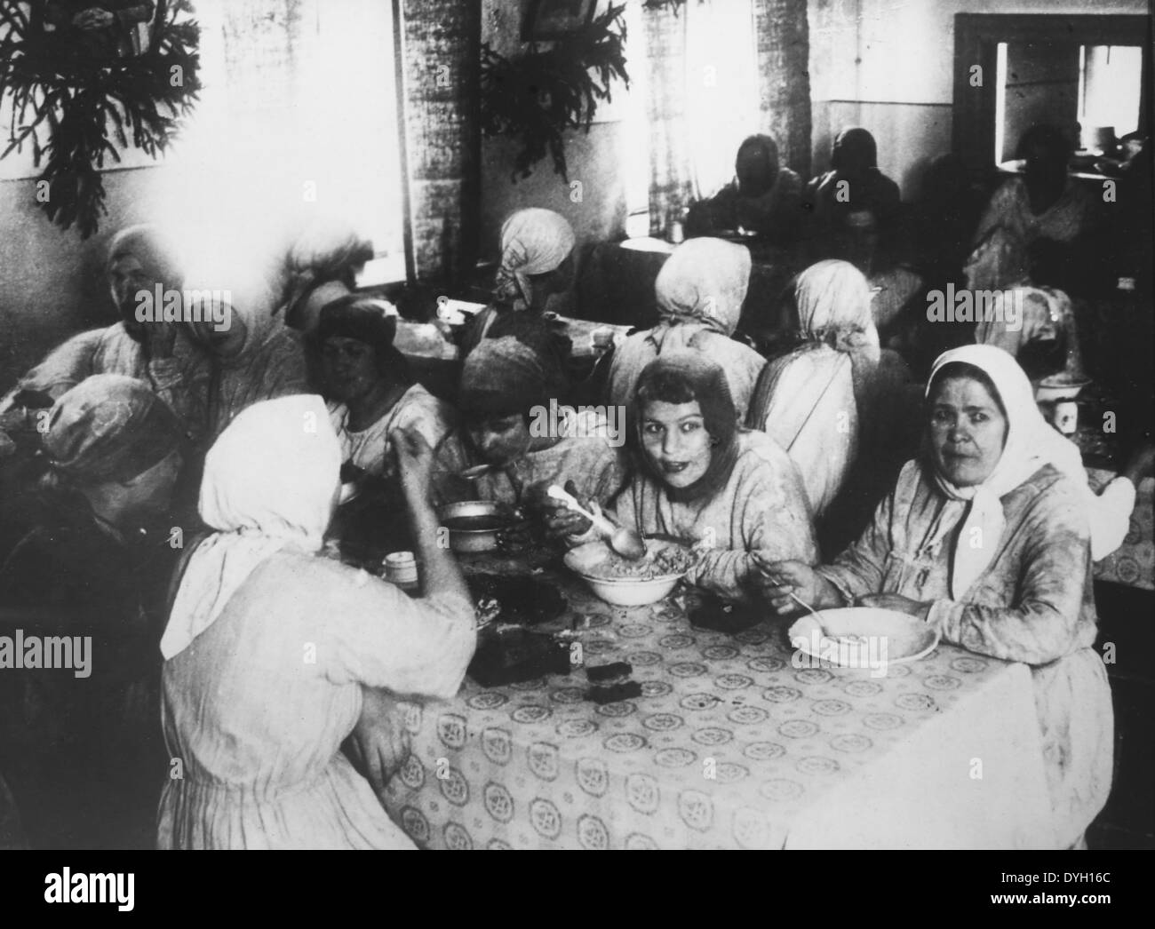 Les femmes des travailleurs d'usine de manger en salle à manger, Union soviétique, 1928 Banque D'Images