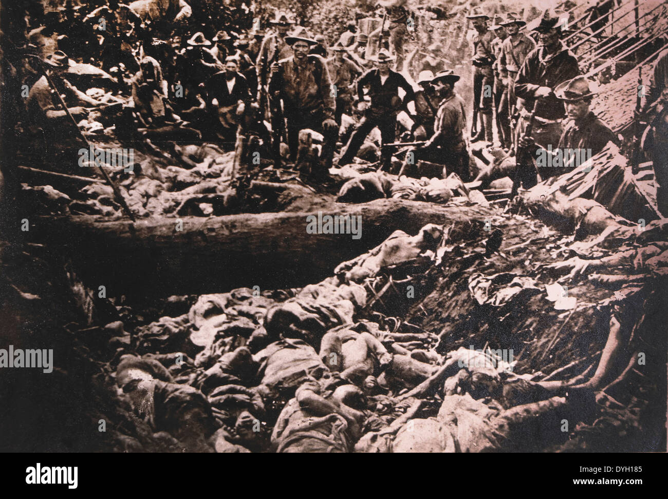 Les soldats américains voir des cadavres d'insurgés des Philippines, Philippines, vers 1900 Banque D'Images