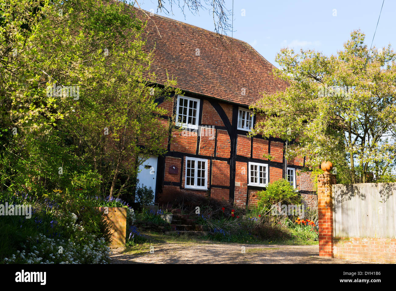 Un châssis en bois et en brique rouge cottage dans le village de Albury, Surrey, UK Banque D'Images