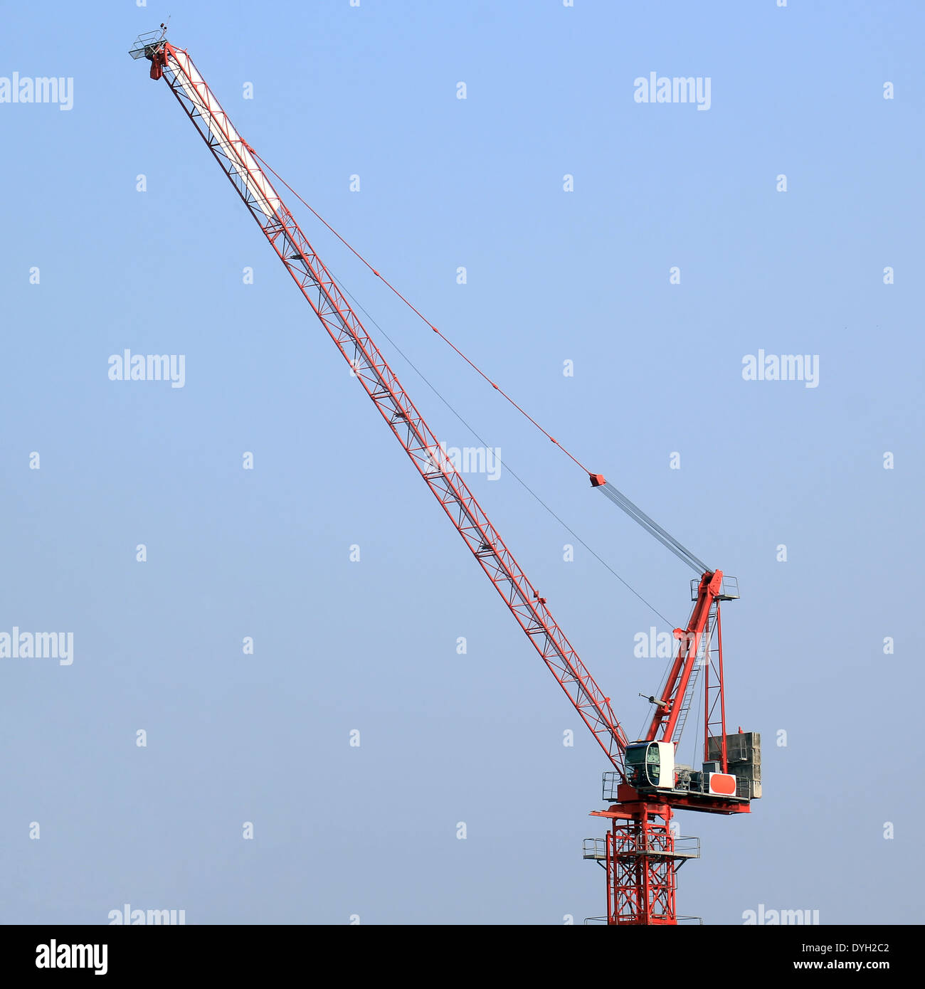 Tower crane contre beau ciel Banque D'Images