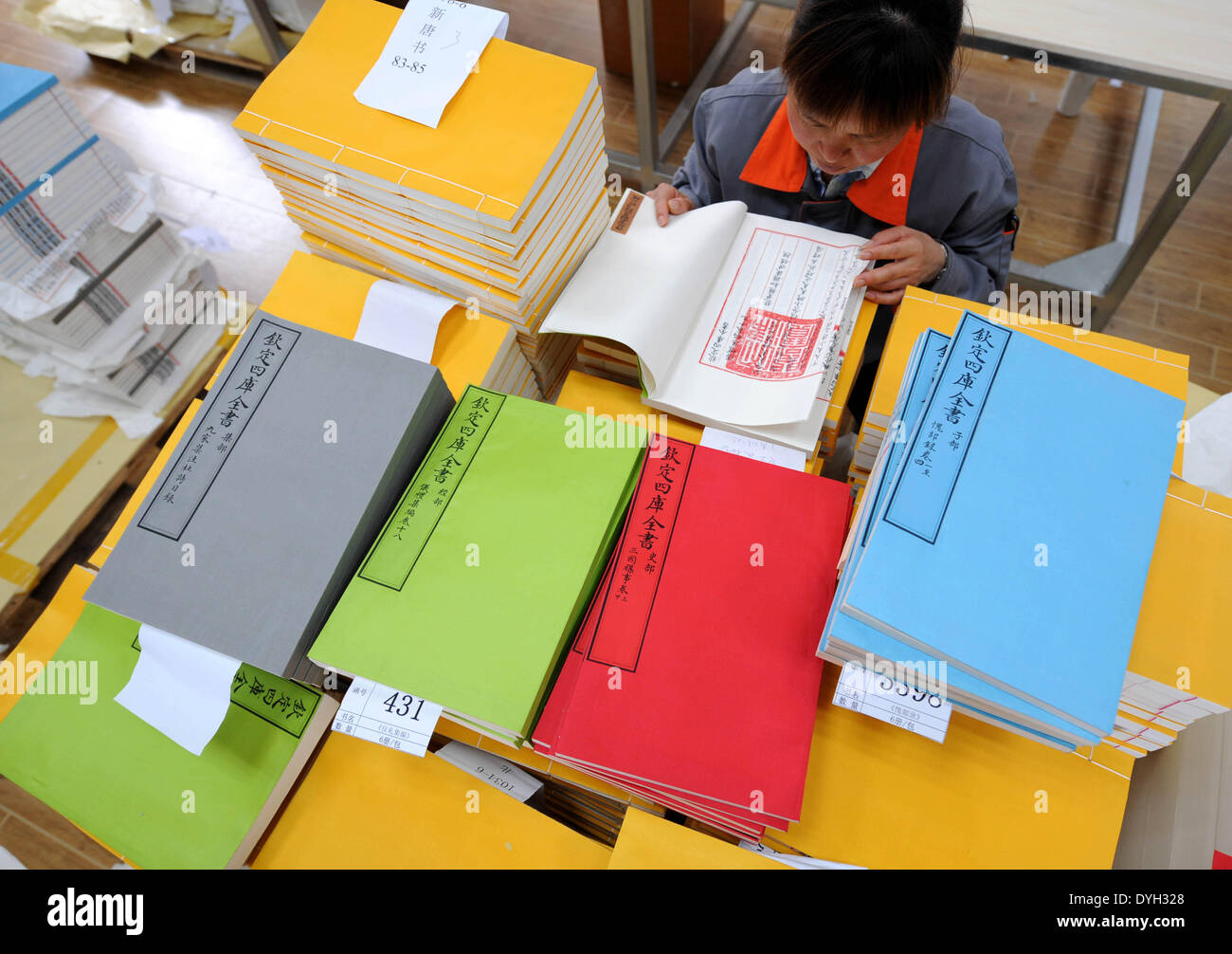 (140418) -- YANGZHOU, 18 avril 2014 (Xinhua) -- un travailleur vérifie la copie d'un livre chinois classique, le "iku Quanshu,' ou 'La bibliothèque complète dans les quatre branches de la littérature, de l' Orient à Yangzhou, Chine, province de Jiangsu, le 16 avril 2014. La reproduction de l'iku Quanshu" seront exposées dans l'édifice du Temple Tianning Wanfo de Yangzhou à partir du 18 avril. Compilation de l'iku Quanshu', lancé sous le règne de l'empereur Qianlong (1736-1795) de la dynastie des Qing (1644-1911) et organisé par l'empereur lui-même littéraire, a pris 15 ans. Le Yangzhou copie o Banque D'Images