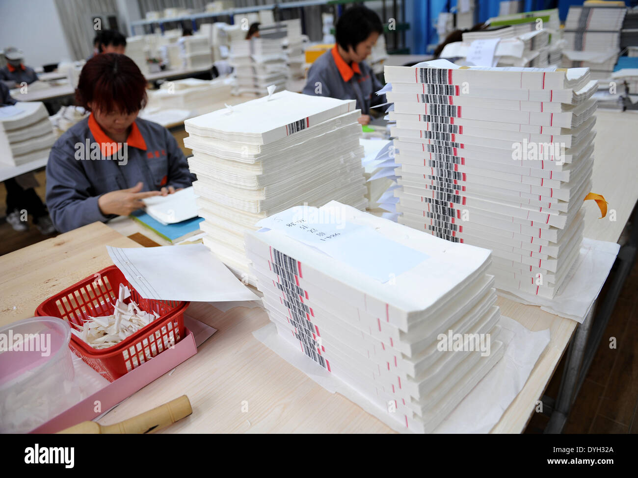 (140418) -- YANGZHOU, 18 avril 2014 (Xinhua) -- Les ouvriers effectuent le duplicata d'un livre chinois classique, le "iku Quanshu,' ou 'La bibliothèque complète dans les quatre branches de la littérature, de l' Orient à Yangzhou, Chine, province de Jiangsu, le 16 avril 2014. La reproduction de l'iku Quanshu" seront exposées dans l'édifice du Temple Tianning Wanfo de Yangzhou à partir du 18 avril. Compilation de l'iku Quanshu', lancé sous le règne de l'empereur Qianlong (1736-1795) de la dynastie des Qing (1644-1911) et organisé par l'empereur lui-même littéraire, a pris 15 ans. Le Yangzhou copie de t Banque D'Images