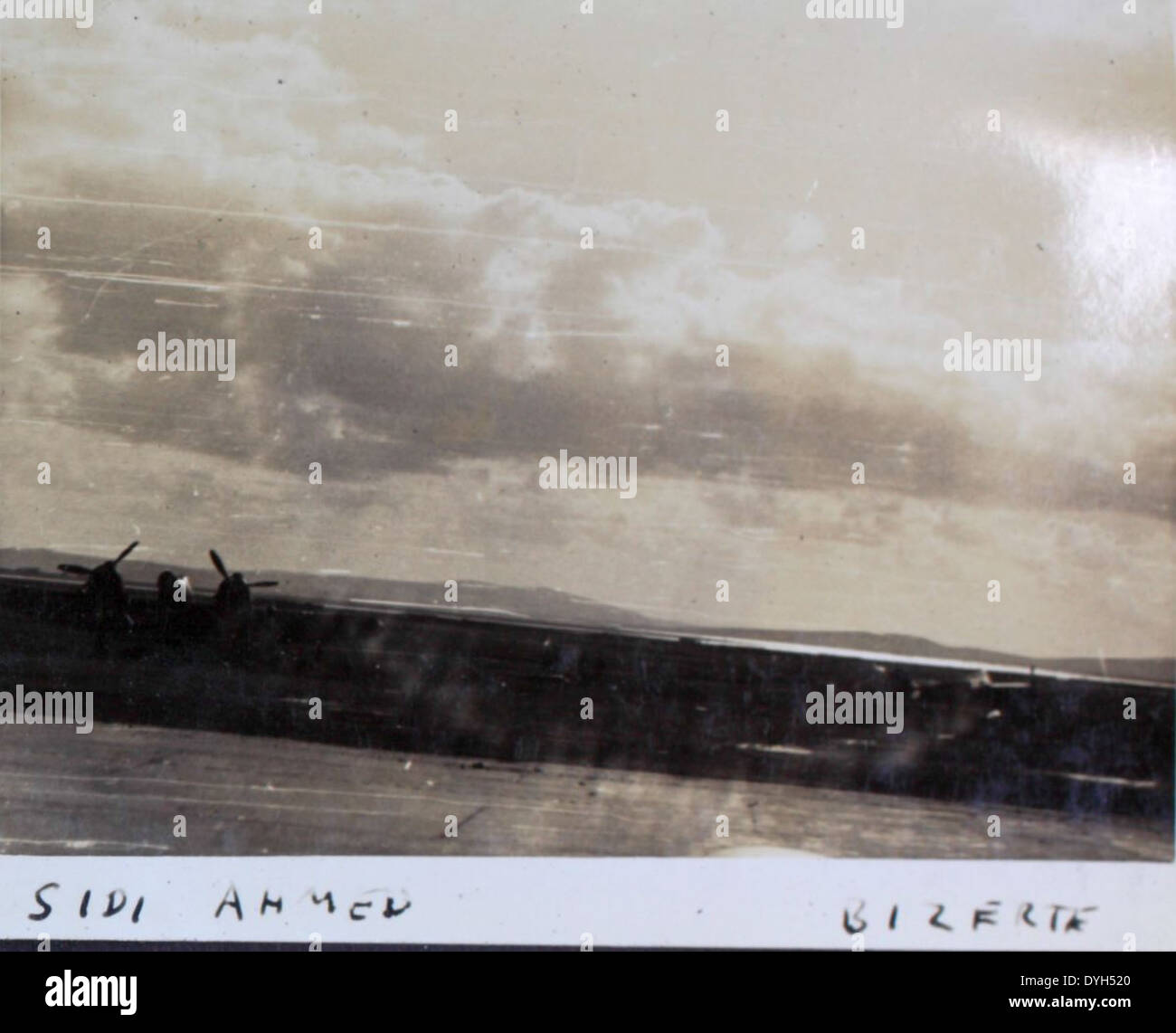 Cette photographie montre un B-24 Liberator pendant la seconde Guerre mondiale, montrant son rôle dans les campagnes de bombardement stratégique. Le B-24 a été largement utilisé par l'armée de l'air américaine, jouant un rôle clé dans la victoire alliée. L'avion est montré ici en action au-dessus de Bizerte, en Tunisie, un emplacement clé pendant la campagne d'Afrique du Nord. Banque D'Images Cette photographie montre un B-24 Liberator pendant la seconde Guerre mondiale, montrant son rôle dans les campagnes de bombardement stratégique. Le B-24 a été largement utilisé par l'armée de l'air américaine, jouant un rôle clé dans la victoire alliée. L'avion est montré ici en action au-dessus de Bizerte, en Tunisie, un emplacement clé pendant la campagne d'Afrique du Nord. Banque D'Images