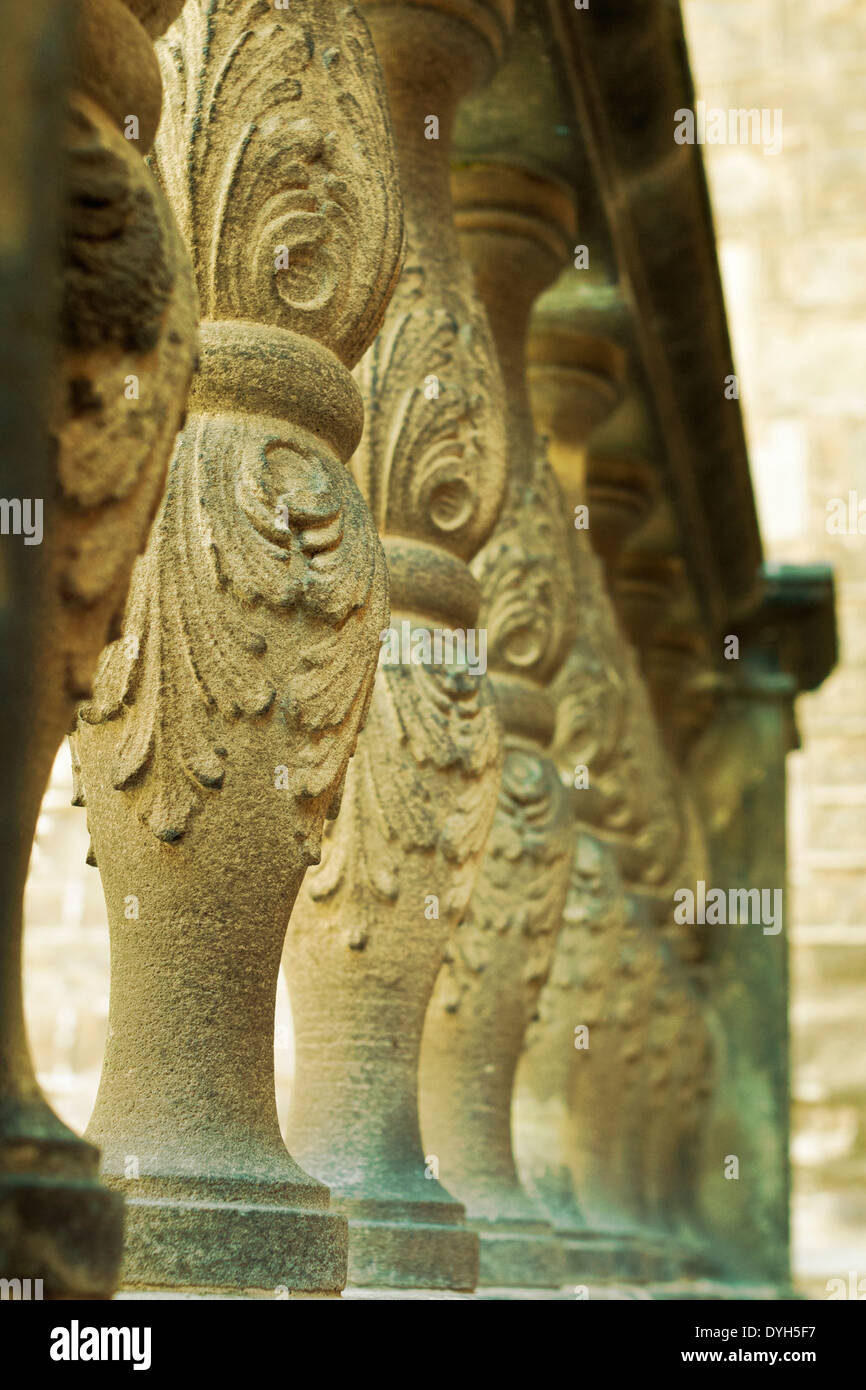 Petite cité médiévale piliers avec ornement de sculpture à partir de Barcelone, Espagne Banque D'Images
